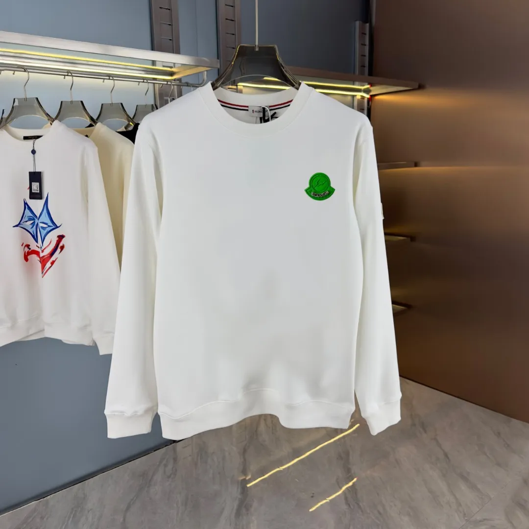 P210 High-version sweatshirt) [Long-term stock] 〖𝐌𝐎𝐍𝐂𝐋𝐄𝐑~Mask〗 Made of 440g heavy-weight fabric. It is different from the market currency. It can be matched with any variety and is properly handsome. 😎The whole dress is made of double waistcoats. The double waistcoats make the whole dress more three-dimensional. Not ordinary factories can do such fine work. 2025 Spring runway version of the T stage, on sale at the counter, round neck terry sweatshirt, high-end double-strand pure cotton, custom-made stretch ribs, dyed in the same vat, complete with three standards, matched with exquisite embroidered LOGO on the chest, simple and advanced, same style for men and women. Color: black, apricot, white, size: S M L XL 2XL