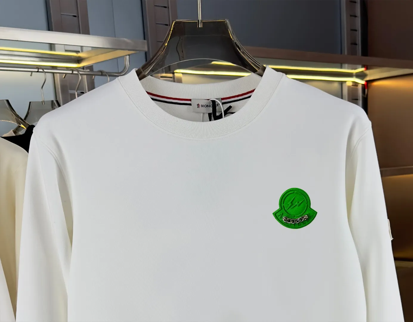 P210 High-version sweatshirt) [Long-term stock] 〖𝐌𝐎𝐍𝐂𝐋𝐄𝐑~Mask〗 Made of 440g heavy-weight fabric. It is different from the market currency. It can be matched with any variety and is properly handsome. 😎The whole dress is made of double waistcoats. The double waistcoats make the whole dress more three-dimensional. Not ordinary factories can do such fine work. 2025 Spring runway version of the T stage, on sale at the counter, round neck terry sweatshirt, high-end double-strand pure cotton, custom-made stretch ribs, dyed in the same vat, complete with three standards, matched with exquisite embroidered LOGO on the chest, simple and advanced, same style for men and women. Color: black, apricot, white, size: S M L XL 2XL