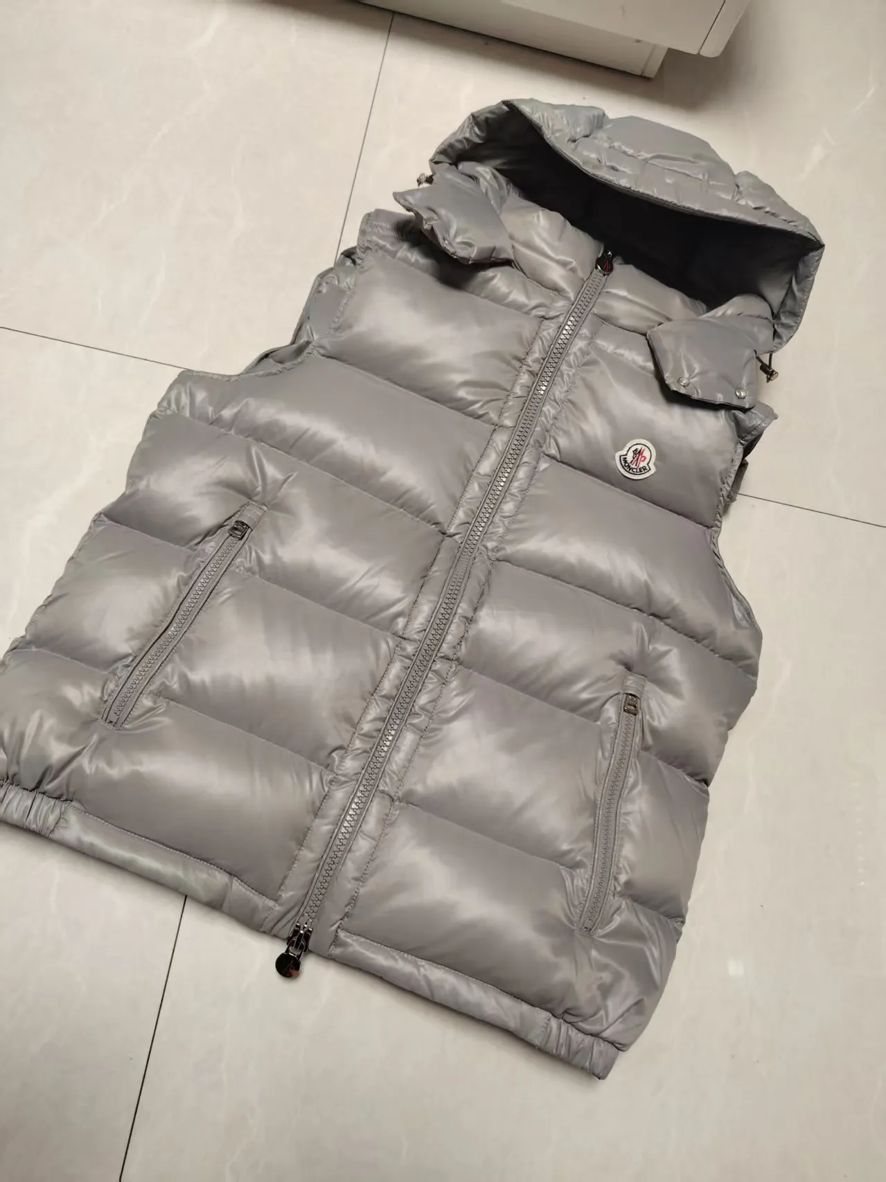 P580 MONCLER Mouth-mounted Couple's High Version Hooded Down Vest] Super popular item, made in a unique street punk style, couple's high-standard down vest jacket🔥 The hottest style at the moment🔥 Made of M's signature matte technical waterproof fabric, the fabric feels smooth and very textured, and is equipped with classic rectangular quilting to ensure the even distribution of down inside, bringing the ultimate warm and comfortable wearing experience, and it is also very fashionable and stylish! It is filled with imported European standard 90% velvet, which can effectively lock in and collect heat. You can feel its plump state by looking at the actual pictures. It is quite light on the upper body and does not feel bloated at all! The quality is definitely at the same level as the same counter. Friends who have ultra-high standards and pursuit of quality are recommended to buy it now 👇 Color: Black (gray lining) Gray Size: 1 2 3 4 5