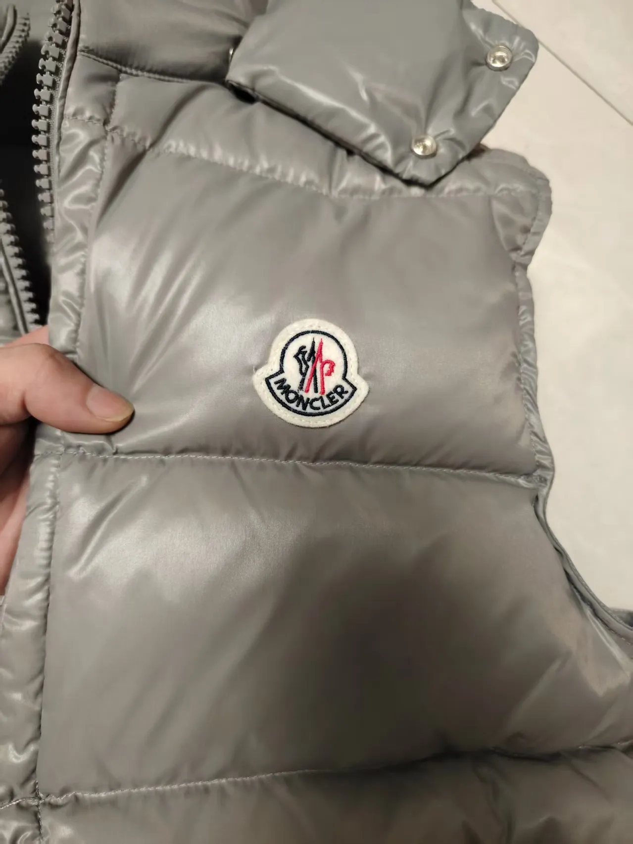 P580 MONCLER Mouth-mounted Couple's High Version Hooded Down Vest] Super popular item, made in a unique street punk style, couple's high-standard down vest jacket🔥 The hottest style at the moment🔥 Made of M's signature matte technical waterproof fabric, the fabric feels smooth and very textured, and is equipped with classic rectangular quilting to ensure the even distribution of down inside, bringing the ultimate warm and comfortable wearing experience, and it is also very fashionable and stylish! It is filled with imported European standard 90% velvet, which can effectively lock in and collect heat. You can feel its plump state by looking at the actual pictures. It is quite light on the upper body and does not feel bloated at all! The quality is definitely at the same level as the same counter. Friends who have ultra-high standards and pursuit of quality are recommended to buy it now 👇 Color: Black (gray lining) Gray Size: 1 2 3 4 5