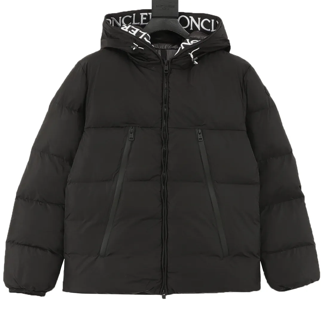 P1280 Moncler/Mandow lining placket embroidered letter logo down jacket 21 new trendy hooded down jacket, same style for men and women, perfect as a couple's style. The new design reproduces the characteristics of the jacket in the 1980s. The hood and yoke are made of spliced cotton fabric, the logo embroidered webbing on the inside of the hood, and the large pocket zipper has two layers of small pockets inside, which protects your hands and is also very practical! The outer layer is made of 12d nylon imported fabric with a density of 420t, windproof and waterproof treatment of 90% white goose down + 10% feather filling, and a down filling capacity of more than 400g. It is thick and fluffy, has a high down filling capacity, feels fluffy and delicate, the upper body is light and comfortable, and has very good thermal insulation properties. The hooded design combines age-reducing vitality with warmth. The embroidery in the hat is more unique! The zipper on the placket is smooth and more resistant to wind and cold. Classic black and white, you can wear it with jeans every day. It can be worn with a simple combination to create a different feeling. Chao's special down jacket can be used in the cold northern regions. It is a must-have in winter! Size: 1-5
