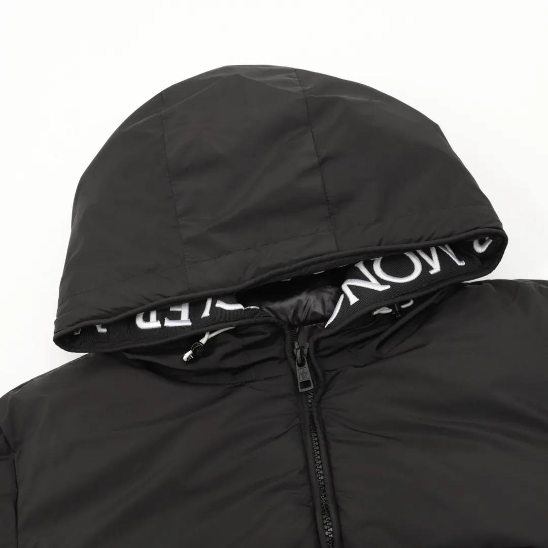 P1280 Moncler/Mandow lining placket embroidered letter logo down jacket 21 new trendy hooded down jacket, same style for men and women, perfect as a couple's style. The new design reproduces the characteristics of the jacket in the 1980s. The hood and yoke are made of spliced cotton fabric, the logo embroidered webbing on the inside of the hood, and the large pocket zipper has two layers of small pockets inside, which protects your hands and is also very practical! The outer layer is made of 12d nylon imported fabric with a density of 420t, windproof and waterproof treatment of 90% white goose down + 10% feather filling, and a down filling capacity of more than 400g. It is thick and fluffy, has a high down filling capacity, feels fluffy and delicate, the upper body is light and comfortable, and has very good thermal insulation properties. The hooded design combines age-reducing vitality with warmth. The embroidery in the hat is more unique! The zipper on the placket is smooth and more resistant to wind and cold. Classic black and white, you can wear it with jeans every day. It can be worn with a simple combination to create a different feeling. Chao's special down jacket can be used in the cold northern regions. It is a must-have in winter! Size: 1-5