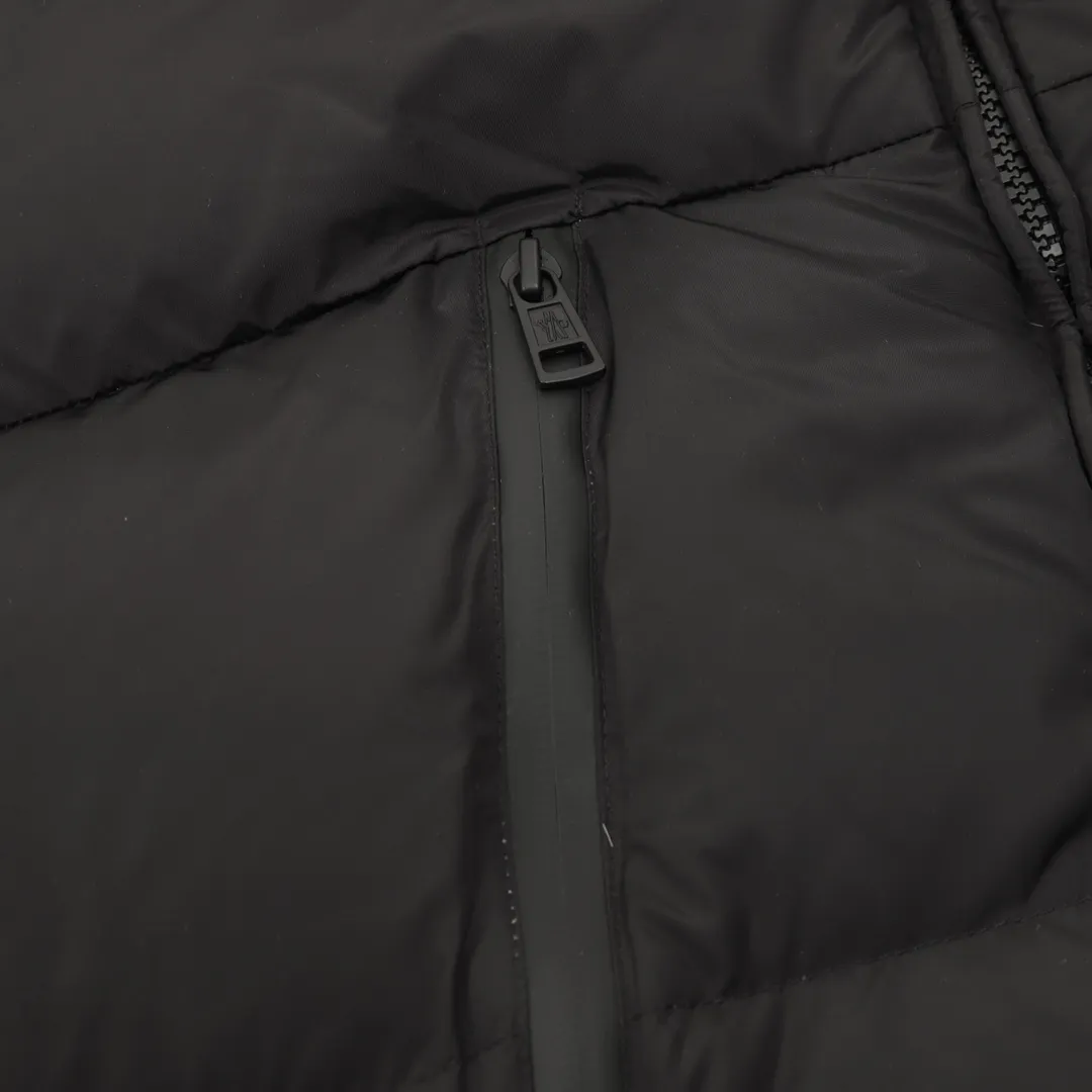 P1280 Moncler/Mandow lining placket embroidered letter logo down jacket 21 new trendy hooded down jacket, same style for men and women, perfect as a couple's style. The new design reproduces the characteristics of the jacket in the 1980s. The hood and yoke are made of spliced cotton fabric, the logo embroidered webbing on the inside of the hood, and the large pocket zipper has two layers of small pockets inside, which protects your hands and is also very practical! The outer layer is made of 12d nylon imported fabric with a density of 420t, windproof and waterproof treatment of 90% white goose down + 10% feather filling, and a down filling capacity of more than 400g. It is thick and fluffy, has a high down filling capacity, feels fluffy and delicate, the upper body is light and comfortable, and has very good thermal insulation properties. The hooded design combines age-reducing vitality with warmth. The embroidery in the hat is more unique! The zipper on the placket is smooth and more resistant to wind and cold. Classic black and white, you can wear it with jeans every day. It can be worn with a simple combination to create a different feeling. Chao's special down jacket can be used in the cold northern regions. It is a must-have in winter! Size: 1-5