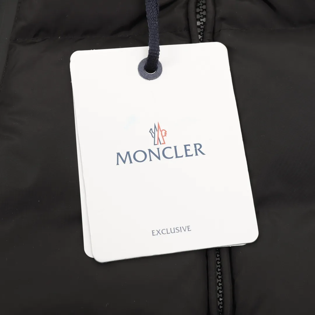 P1280 Moncler/Mandow lining placket embroidered letter logo down jacket 21 new trendy hooded down jacket, same style for men and women, perfect as a couple's style. The new design reproduces the characteristics of the jacket in the 1980s. The hood and yoke are made of spliced cotton fabric, the logo embroidered webbing on the inside of the hood, and the large pocket zipper has two layers of small pockets inside, which protects your hands and is also very practical! The outer layer is made of 12d nylon imported fabric with a density of 420t, windproof and waterproof treatment of 90% white goose down + 10% feather filling, and a down filling capacity of more than 400g. It is thick and fluffy, has a high down filling capacity, feels fluffy and delicate, the upper body is light and comfortable, and has very good thermal insulation properties. The hooded design combines age-reducing vitality with warmth. The embroidery in the hat is more unique! The zipper on the placket is smooth and more resistant to wind and cold. Classic black and white, you can wear it with jeans every day. It can be worn with a simple combination to create a different feeling. Chao's special down jacket can be used in the cold northern regions. It is a must-have in winter! Size: 1-5