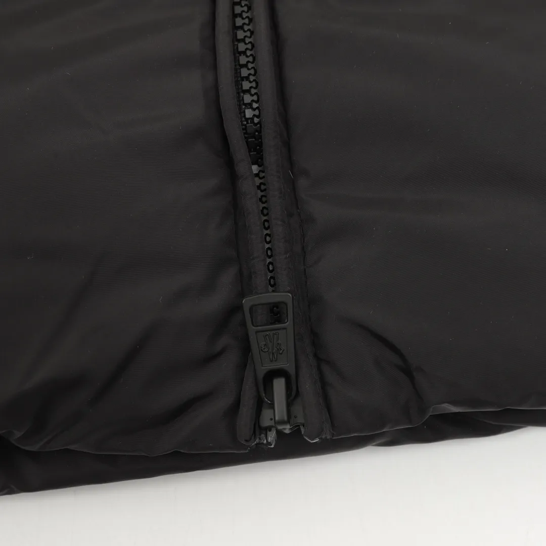 P1280 Moncler/Mandow lining placket embroidered letter logo down jacket 21 new trendy hooded down jacket, same style for men and women, perfect as a couple's style. The new design reproduces the characteristics of the jacket in the 1980s. The hood and yoke are made of spliced cotton fabric, the logo embroidered webbing on the inside of the hood, and the large pocket zipper has two layers of small pockets inside, which protects your hands and is also very practical! The outer layer is made of 12d nylon imported fabric with a density of 420t, windproof and waterproof treatment of 90% white goose down + 10% feather filling, and a down filling capacity of more than 400g. It is thick and fluffy, has a high down filling capacity, feels fluffy and delicate, the upper body is light and comfortable, and has very good thermal insulation properties. The hooded design combines age-reducing vitality with warmth. The embroidery in the hat is more unique! The zipper on the placket is smooth and more resistant to wind and cold. Classic black and white, you can wear it with jeans every day. It can be worn with a simple combination to create a different feeling. Chao's special down jacket can be used in the cold northern regions. It is a must-have in winter! Size: 1-5