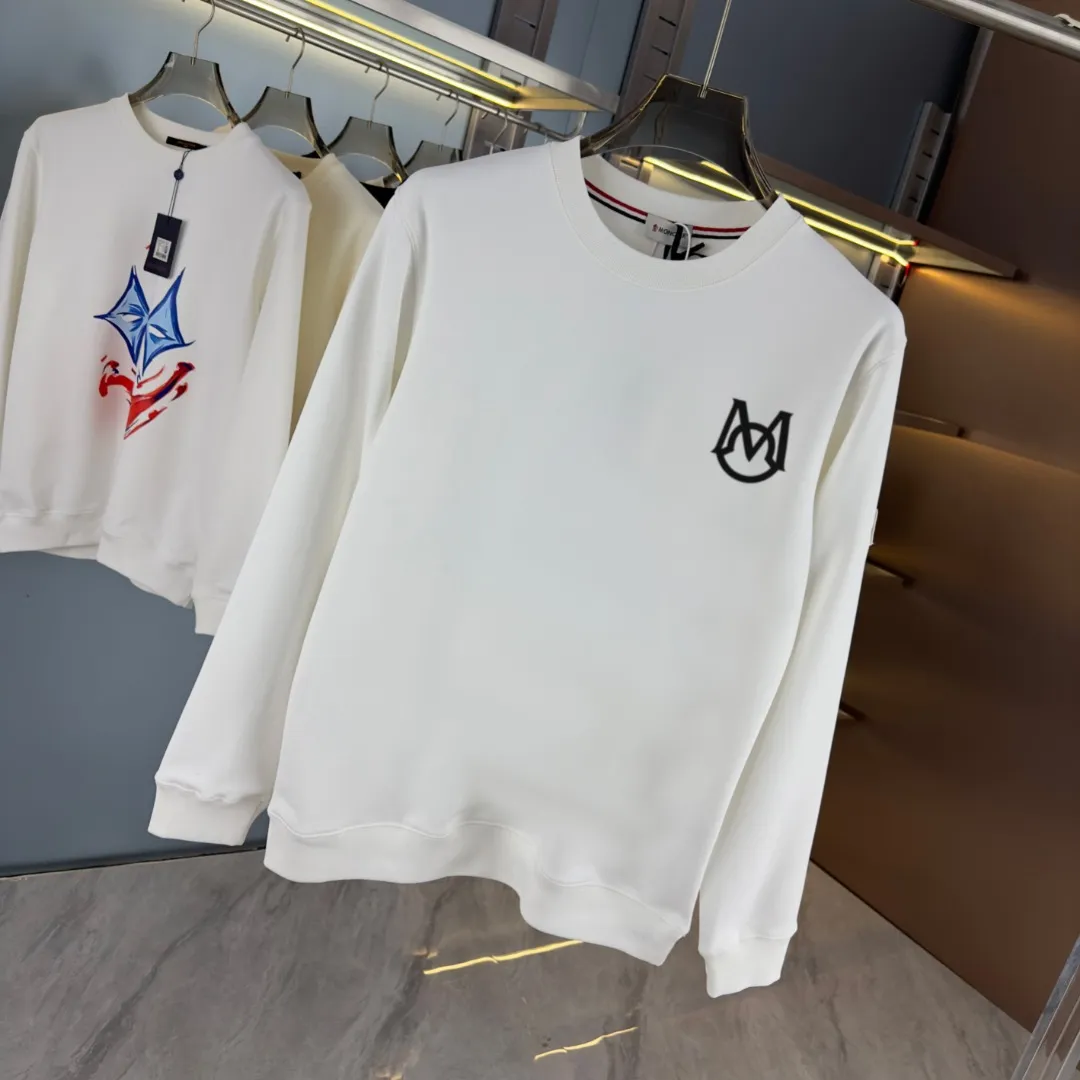 P210 high version sweatshirt) 📦With exclusive packaging📦 [Long-term ready stock] Upgraded version "Mobile phone smart sensor ~ NFC chip armband ~ Directly to the official website for anti-counterfeiting" 〖 𝐌𝐎𝐍𝐂𝐋𝐄𝐑 ~ Mouth covering〗 2025 new high quality, using 450 grams of heavyweight fabric Different from the market currency, you can mix and match everything at will and you will be handsome😎The whole clothes is made of double waistcoats. The double waistcoats make the whole dress more three-dimensional. It is not an ordinary factory that can do such fine work. 2025 autumn and winter new style, on sale at the counter, exquisite printed round neck terry sweatshirt. High-end double-ply cotton. Customized stretch ribs are dyed in the same vat. Three standards are complete. It is matched with digital printing patterns and is very breathable. Same style for men and women. Color: black, white, apricot. Size: S M L XL 2XL