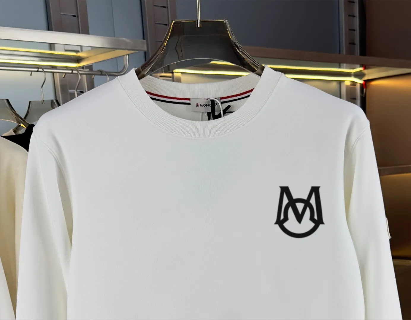 P210 high version sweatshirt) 📦With exclusive packaging📦 [Long-term ready stock] Upgraded version "Mobile phone smart sensor ~ NFC chip armband ~ Directly to the official website for anti-counterfeiting" 〖 𝐌𝐎𝐍𝐂𝐋𝐄𝐑 ~ Mouth covering〗 2025 new high quality, using 450 grams of heavyweight fabric Different from the market currency, you can mix and match everything at will and you will be handsome😎The whole clothes is made of double waistcoats. The double waistcoats make the whole dress more three-dimensional. It is not an ordinary factory that can do such fine work. 2025 autumn and winter new style, on sale at the counter, exquisite printed round neck terry sweatshirt. High-end double-ply cotton. Customized stretch ribs are dyed in the same vat. Three standards are complete. It is matched with digital printing patterns and is very breathable. Same style for men and women. Color: black, white, apricot. Size: S M L XL 2XL