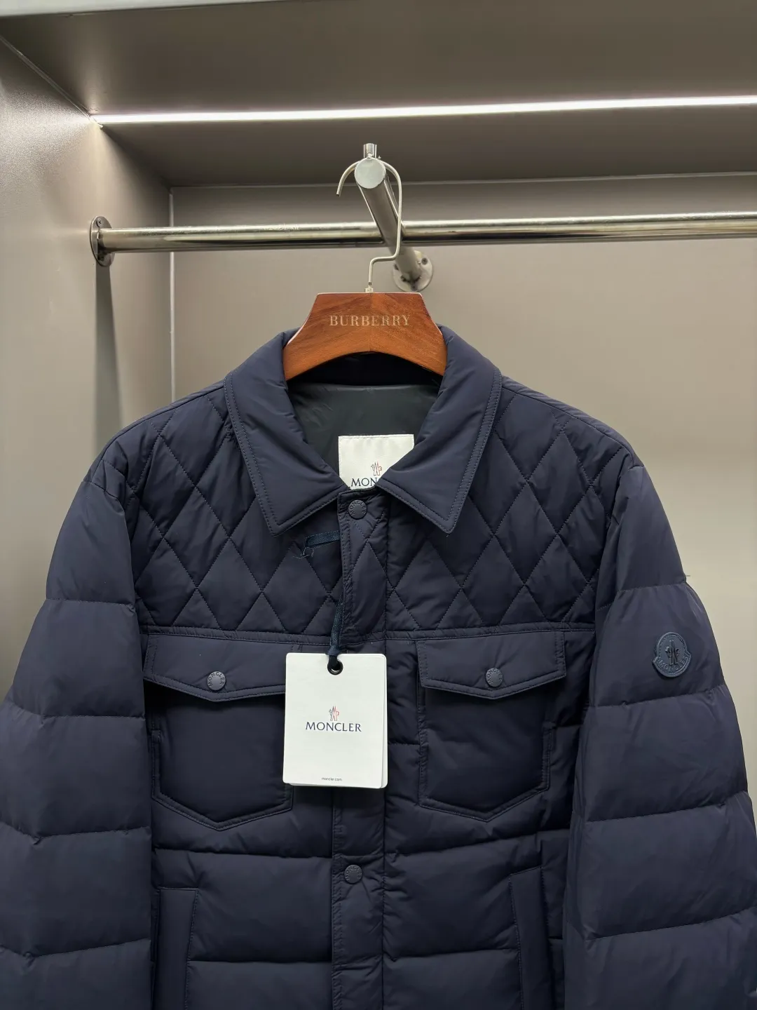 P890 Moncler's new diamond plaid splicing down jacket uses European aesthetic diamond plaid to continue writing the artistic chapter of down jackets. Inspired by the classic European quilting technology MORGLELLI three-dimensional diamond plaid breaks the monotony of the plane and reshapes the down outline with geometric language. Every inch of quilting is a precise measurement of warmth. [Ingenious weaving, lightness to travel with] ▫️ Selected imported 90% white duck down filling Fluffy and soft, locking in every body temperature ▫️ Micro-glossy windproof fabric, low-key texture, no fear of urban wind and rain ▫️ Slim-fitting three-dimensional tailoring, fit the body shape, say goodbye to winter bloat ▫️ Custom-made accessories at the counter, original one-to-one production [Every detail is ingenious] → Lapel design, fitting the neck line → Invisible side pockets, both practical and beautiful → Precise routing technology, each rhombus is even and full Size: M-XXXL Color: Black Royal Blue