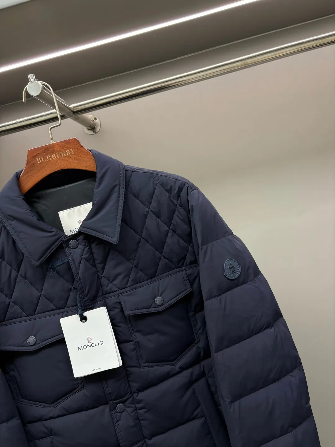 P890 Moncler's new diamond plaid splicing down jacket uses European aesthetic diamond plaid to continue writing the artistic chapter of down jackets. Inspired by the classic European quilting technology MORGLELLI three-dimensional diamond plaid breaks the monotony of the plane and reshapes the down outline with geometric language. Every inch of quilting is a precise measurement of warmth. [Ingenious weaving, lightness to travel with] ▫️ Selected imported 90% white duck down filling Fluffy and soft, locking in every body temperature ▫️ Micro-glossy windproof fabric, low-key texture, no fear of urban wind and rain ▫️ Slim-fitting three-dimensional tailoring, fit the body shape, say goodbye to winter bloat ▫️ Custom-made accessories at the counter, original one-to-one production [Every detail is ingenious] → Lapel design, fitting the neck line → Invisible side pockets, both practical and beautiful → Precise routing technology, each rhombus is even and full Size: M-XXXL Color: Black Royal Blue