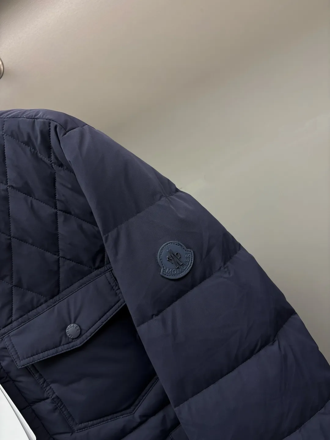 P890 Moncler's new diamond plaid splicing down jacket uses European aesthetic diamond plaid to continue writing the artistic chapter of down jackets. Inspired by the classic European quilting technology MORGLELLI three-dimensional diamond plaid breaks the monotony of the plane and reshapes the down outline with geometric language. Every inch of quilting is a precise measurement of warmth. [Ingenious weaving, lightness to travel with] ▫️ Selected imported 90% white duck down filling Fluffy and soft, locking in every body temperature ▫️ Micro-glossy windproof fabric, low-key texture, no fear of urban wind and rain ▫️ Slim-fitting three-dimensional tailoring, fit the body shape, say goodbye to winter bloat ▫️ Custom-made accessories at the counter, original one-to-one production [Every detail is ingenious] → Lapel design, fitting the neck line → Invisible side pockets, both practical and beautiful → Precise routing technology, each rhombus is even and full Size: M-XXXL Color: Black Royal Blue
