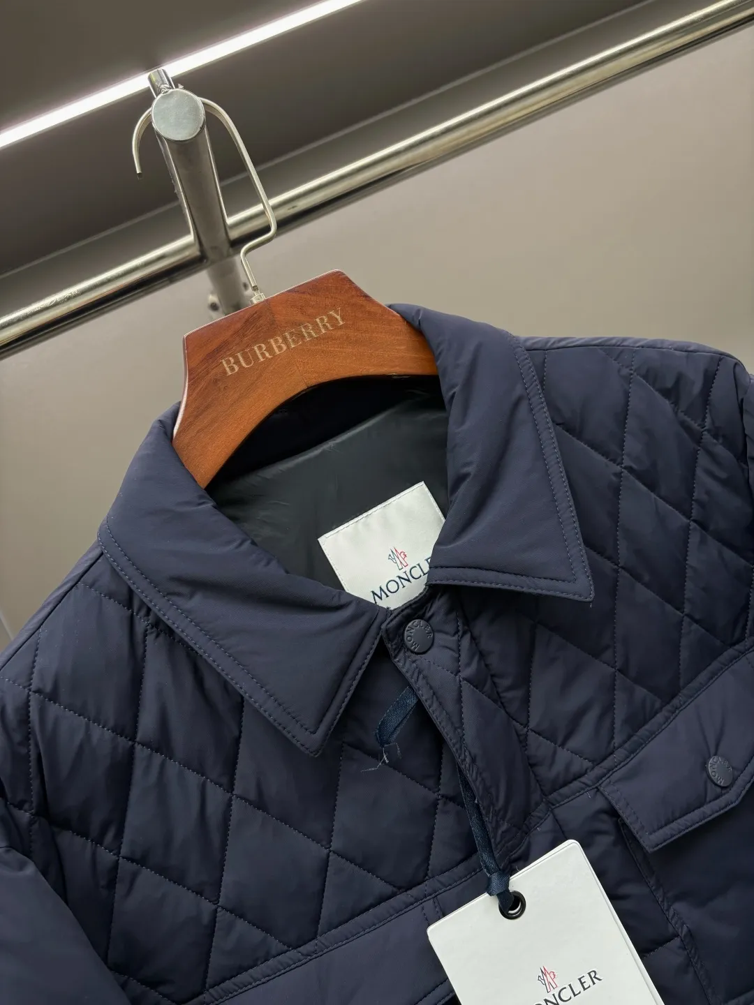 P890 Moncler's new diamond plaid splicing down jacket uses European aesthetic diamond plaid to continue writing the artistic chapter of down jackets. Inspired by the classic European quilting technology MORGLELLI three-dimensional diamond plaid breaks the monotony of the plane and reshapes the down outline with geometric language. Every inch of quilting is a precise measurement of warmth. [Ingenious weaving, lightness to travel with] ▫️ Selected imported 90% white duck down filling Fluffy and soft, locking in every body temperature ▫️ Micro-glossy windproof fabric, low-key texture, no fear of urban wind and rain ▫️ Slim-fitting three-dimensional tailoring, fit the body shape, say goodbye to winter bloat ▫️ Custom-made accessories at the counter, original one-to-one production [Every detail is ingenious] → Lapel design, fitting the neck line → Invisible side pockets, both practical and beautiful → Precise routing technology, each rhombus is even and full Size: M-XXXL Color: Black Royal Blue