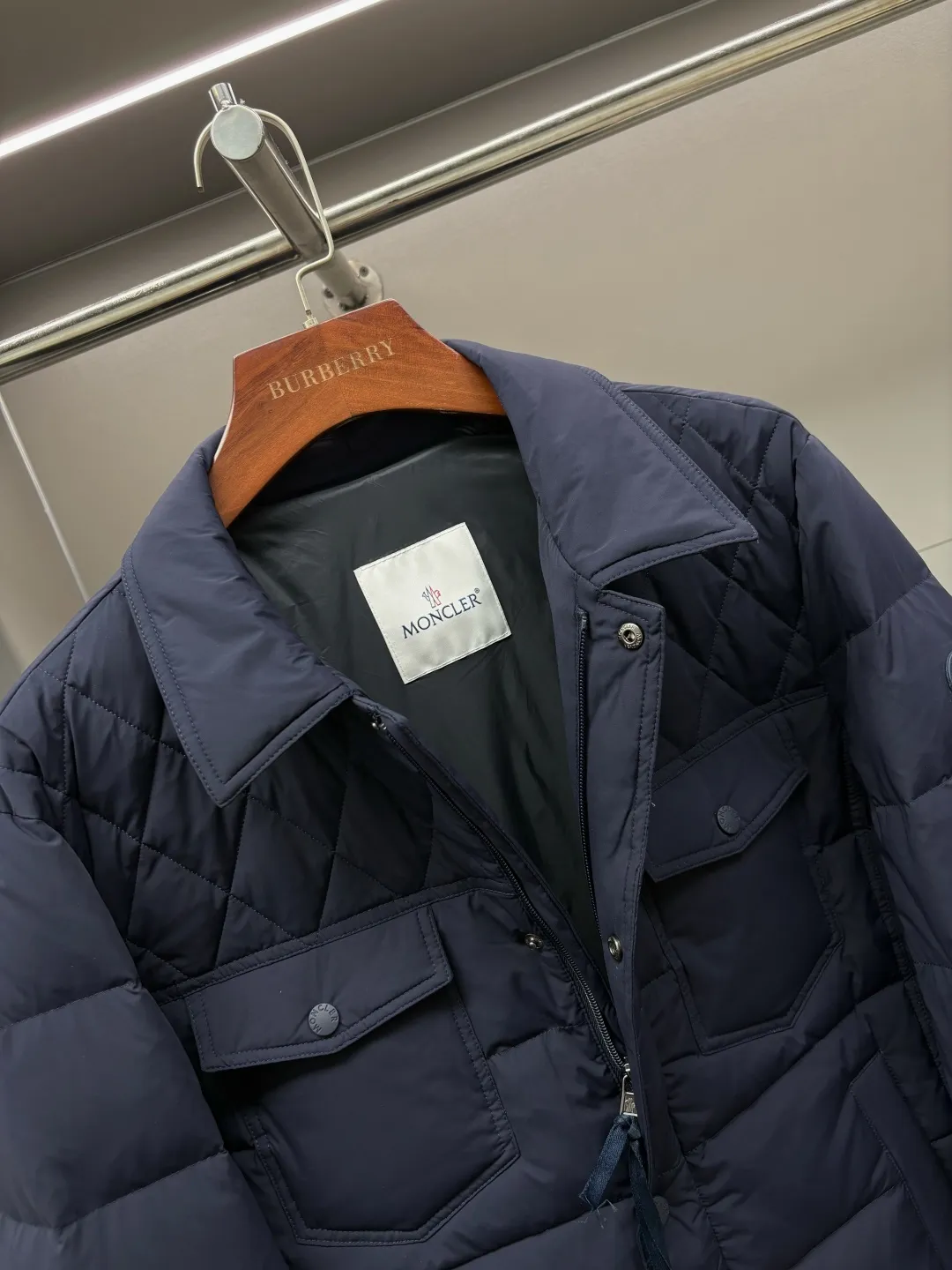 P890 Moncler's new diamond plaid splicing down jacket uses European aesthetic diamond plaid to continue writing the artistic chapter of down jackets. Inspired by the classic European quilting technology MORGLELLI three-dimensional diamond plaid breaks the monotony of the plane and reshapes the down outline with geometric language. Every inch of quilting is a precise measurement of warmth. [Ingenious weaving, lightness to travel with] ▫️ Selected imported 90% white duck down filling Fluffy and soft, locking in every body temperature ▫️ Micro-glossy windproof fabric, low-key texture, no fear of urban wind and rain ▫️ Slim-fitting three-dimensional tailoring, fit the body shape, say goodbye to winter bloat ▫️ Custom-made accessories at the counter, original one-to-one production [Every detail is ingenious] → Lapel design, fitting the neck line → Invisible side pockets, both practical and beautiful → Precise routing technology, each rhombus is even and full Size: M-XXXL Color: Black Royal Blue