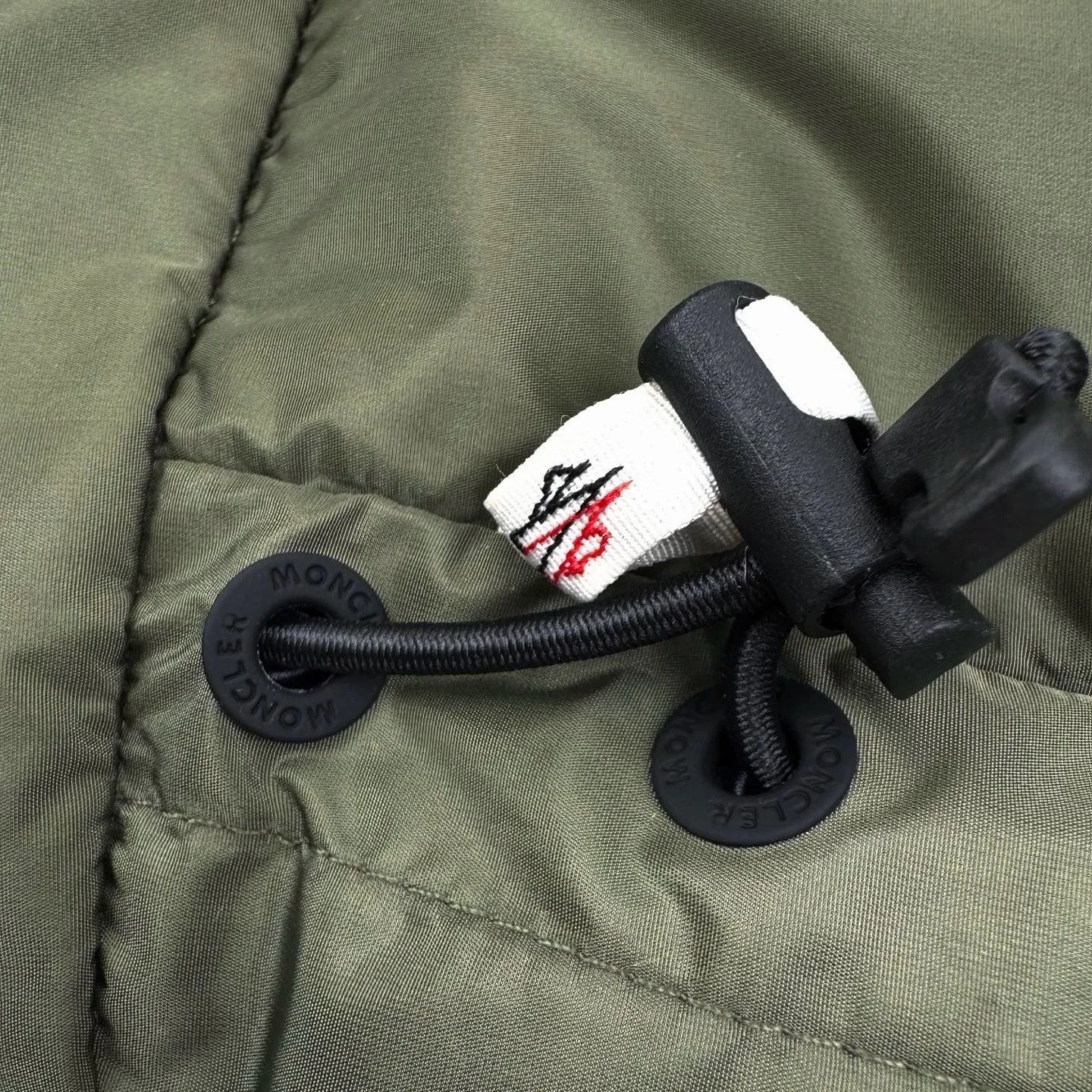 P780 Moncler logo woven splicing down jacket (green). The fabric is made of customized matte lattice air shield velvet and 300D high-density calendered coating. It uses the new national standard 90 white duck down (welcome to test). It has a full amount of down and is warm. It is light and fluffy. It uses the dark green of the overlapping mountains as the background. Everything is accumulating. It creates its own scenery in silence. The Monlcer triangle logo is embellished on the chest. The power aesthetic of the minimalist logo. The concentrated down filling in the front panel creates dynamic insulation for the core heat dissipation zone of the human body. The hooded down is a moving warm flow barrier for the head and neck, forming a thermal energy circulation system with the front panel. The elastic woven sleeves provide freedom of movement with a sense of compression, forming a relaxed and warm philosophy. The real high-end is to let function become the footnote of style, and computer mechanical down filling is given priority by making liner paper patterns to determine the down filling area according to the original three-dimensional effect. Determine the gram weight of down per square meter according to the original three-dimensional effect, thereby calculating the filling amount of each piece. The computer down filling machine uses a digital weighing unit to achieve stable measurement and 3D three-dimensional quilting technology. With the help of the CNC quilting machine's programming system, the down in different areas is accurately separated to ensure that the filling is evenly fixed after sewing. To avoid agglomeration or shifting, the computer template machine runs the line. The computer template machine's line process shows extremely high neatness and smoothness. The craftsman accurately controls the size during the operation to ensure that each row line meets the design requirements. The lines of the entire template are smooth and uniform. Neat and beautiful, the triple overlocking and five-thread dense stitching process uses main seam overlocking + diagonal reinforcement + raw edge wrapping. The triple structure forms a three-dimensional protective net at the edge of the fabric to avoid stitch breakage. Size:S-M-L-XL