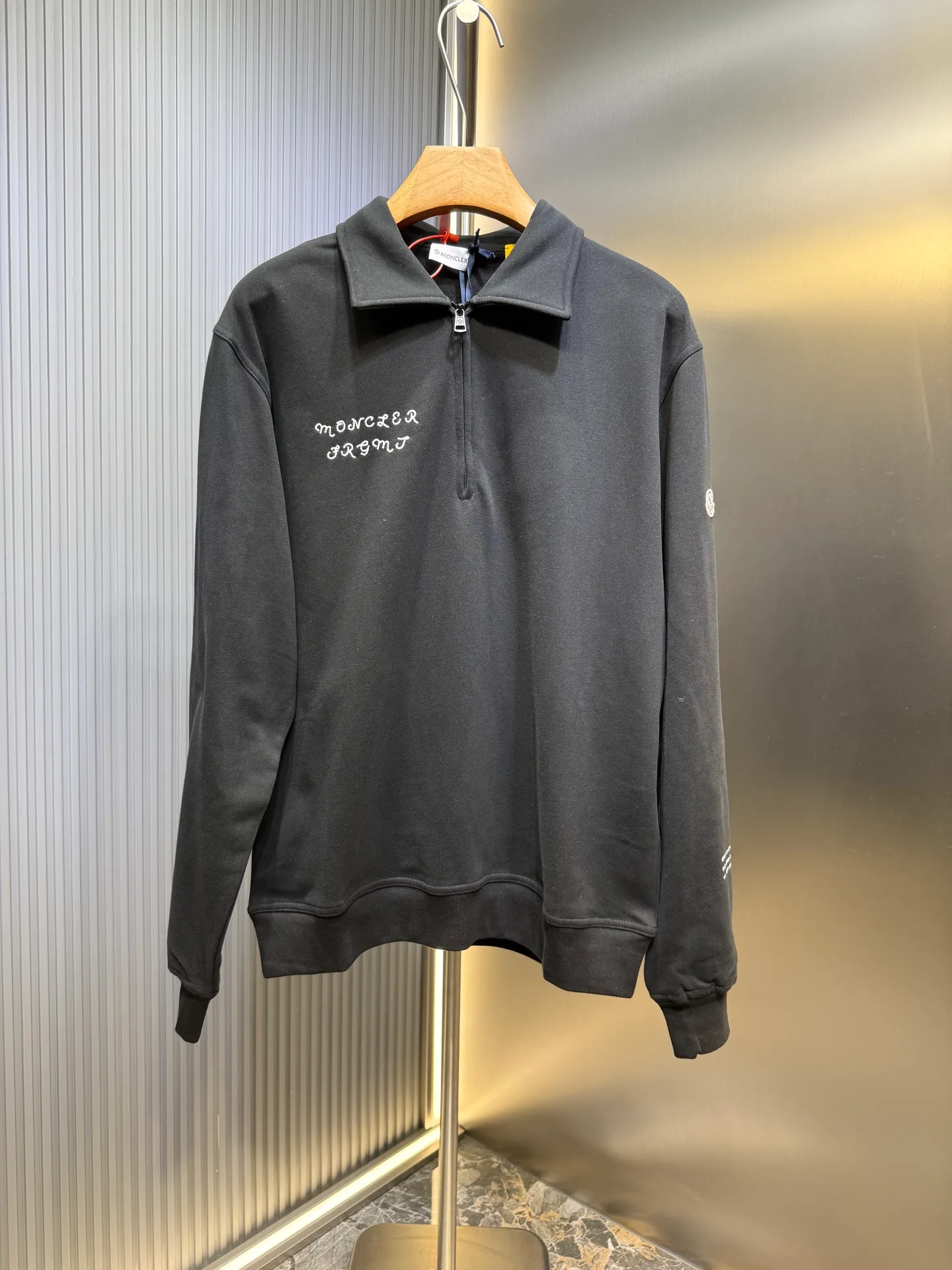 P390 🌟[Top original order] Moncler The half-chain style exudes a sense of luxury from the inside out, finding the perfect balance between simplicity and sophistication. Process 1: Using imported machine embroidery technology, using advanced computer control systems and precision mechanical components to realize Moncler Genius embroidery operations with high precision and smooth and delicate lines. Process 2: Using glue printing. Moncler Not easy to deform, not easy to shrink, not easy to fade, maintain long-term beauty Accessories: Customized 1:1 Moncler embroidered logo Customized 1:1 Moncler zipper Customized 1:1 Moncler yellow belt Customized 1:1 Moncler trademark Version: Loose version Size: S M L XL