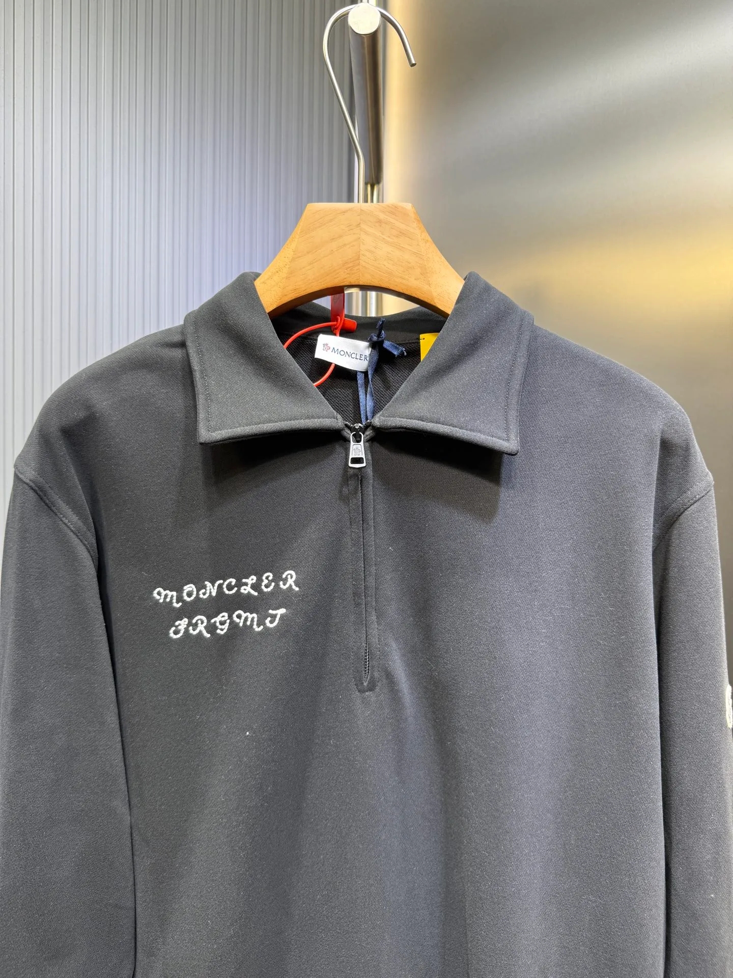 P390 🌟[Top original order] Moncler The half-chain style exudes a sense of luxury from the inside out, finding the perfect balance between simplicity and sophistication. Process 1: Using imported machine embroidery technology, using advanced computer control systems and precision mechanical components to realize Moncler Genius embroidery operations with high precision and smooth and delicate lines. Process 2: Using glue printing. Moncler Not easy to deform, not easy to shrink, not easy to fade, maintain long-term beauty Accessories: Customized 1:1 Moncler embroidered logo Customized 1:1 Moncler zipper Customized 1:1 Moncler yellow belt Customized 1:1 Moncler trademark Version: Loose version Size: S M L XL