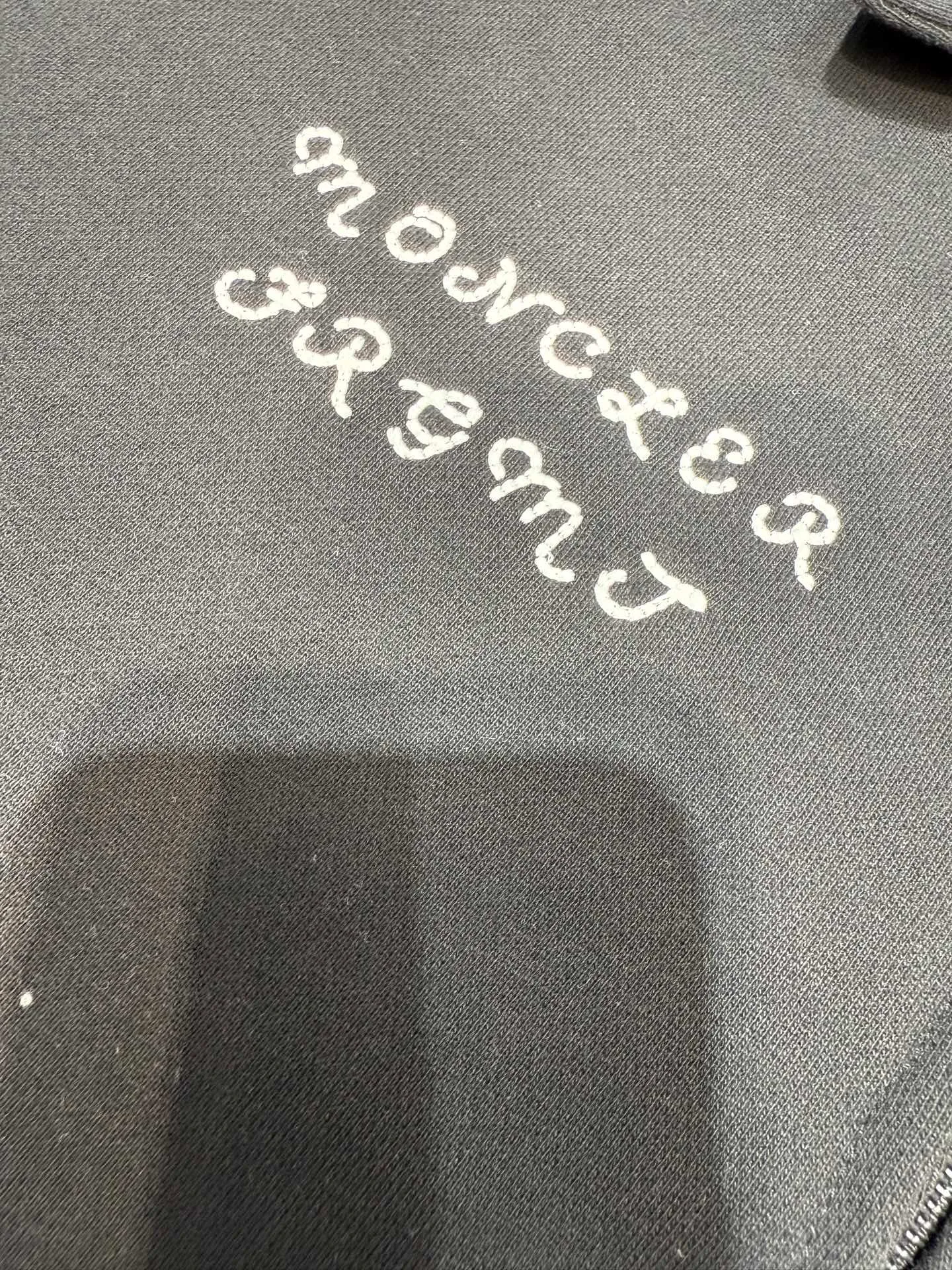 P390 🌟[Top original order] Moncler The half-chain style exudes a sense of luxury from the inside out, finding the perfect balance between simplicity and sophistication. Process 1: Using imported machine embroidery technology, using advanced computer control systems and precision mechanical components to realize Moncler Genius embroidery operations with high precision and smooth and delicate lines. Process 2: Using glue printing. Moncler Not easy to deform, not easy to shrink, not easy to fade, maintain long-term beauty Accessories: Customized 1:1 Moncler embroidered logo Customized 1:1 Moncler zipper Customized 1:1 Moncler yellow belt Customized 1:1 Moncler trademark Version: Loose version Size: S M L XL