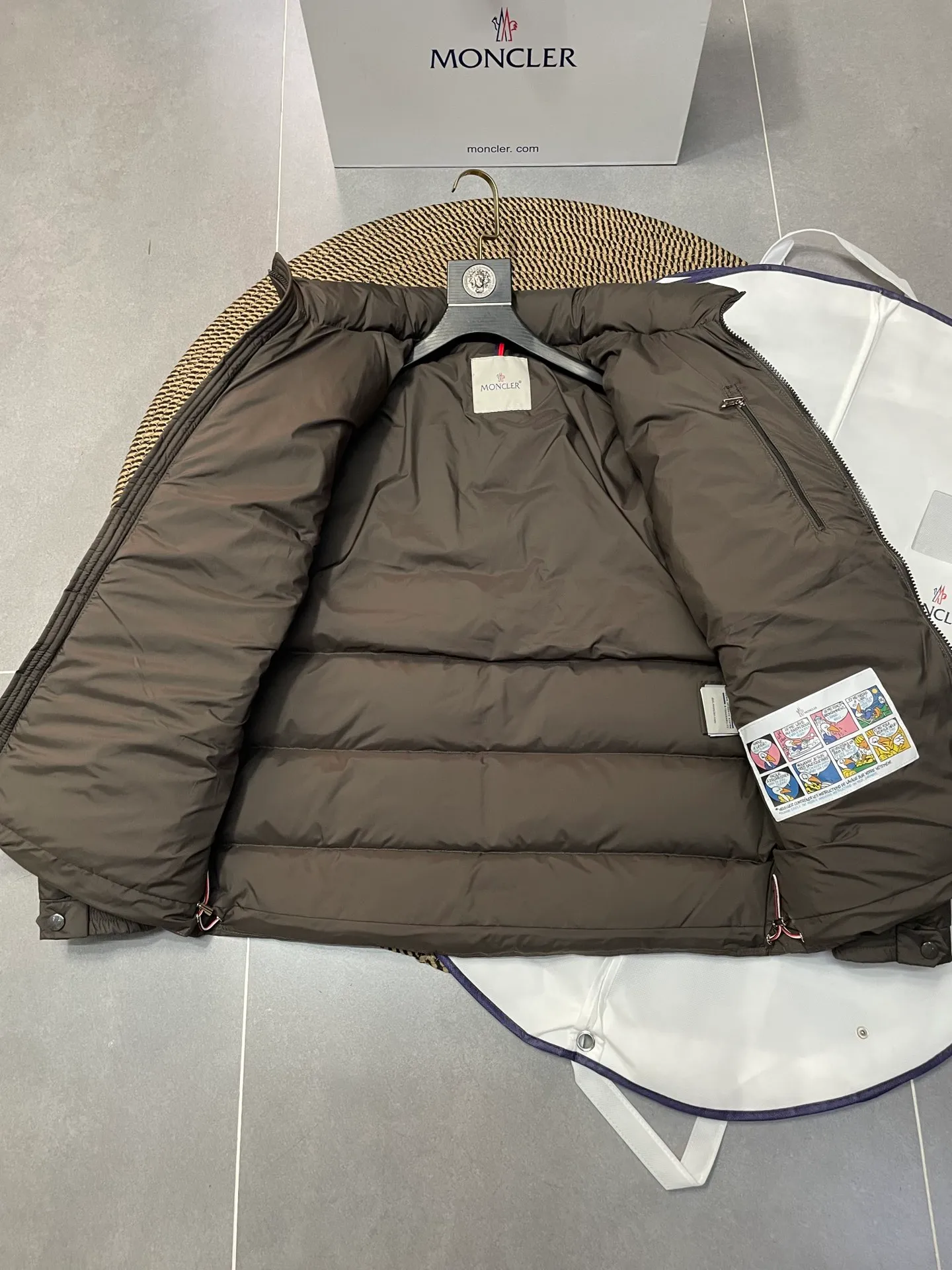 P840 🆕❤️2️⃣0️⃣2️⃣4️⃣🆕Premium down⬆️Moncler Solayan men's three-color trim short down jacket. Premium goose down filling. The finest, lightest and neatest fabric. Solayan men's short down jacket is decorated with seasonal iconic stripe details, blending sportsmanship and timeless style.  The Solayan down jacket is made of micro chic fabric and has a tough square shape design, highlighting Moncler's sporty spirit. This cropped down jacket features tricolor stripes on the sleeves, a seasonal take on the brand's signature. Comes with a practical pull-out hood. Details •Made from micro chic nylon fabric •Micro chic nylon lining •Down filled •Pull-out hood •Zip closure •Zip pockets •Adjustable cuffs •Elastic drawstring hem •Tri-color trim on sleeves Size: 1-5 Color: White Dark Brown Black