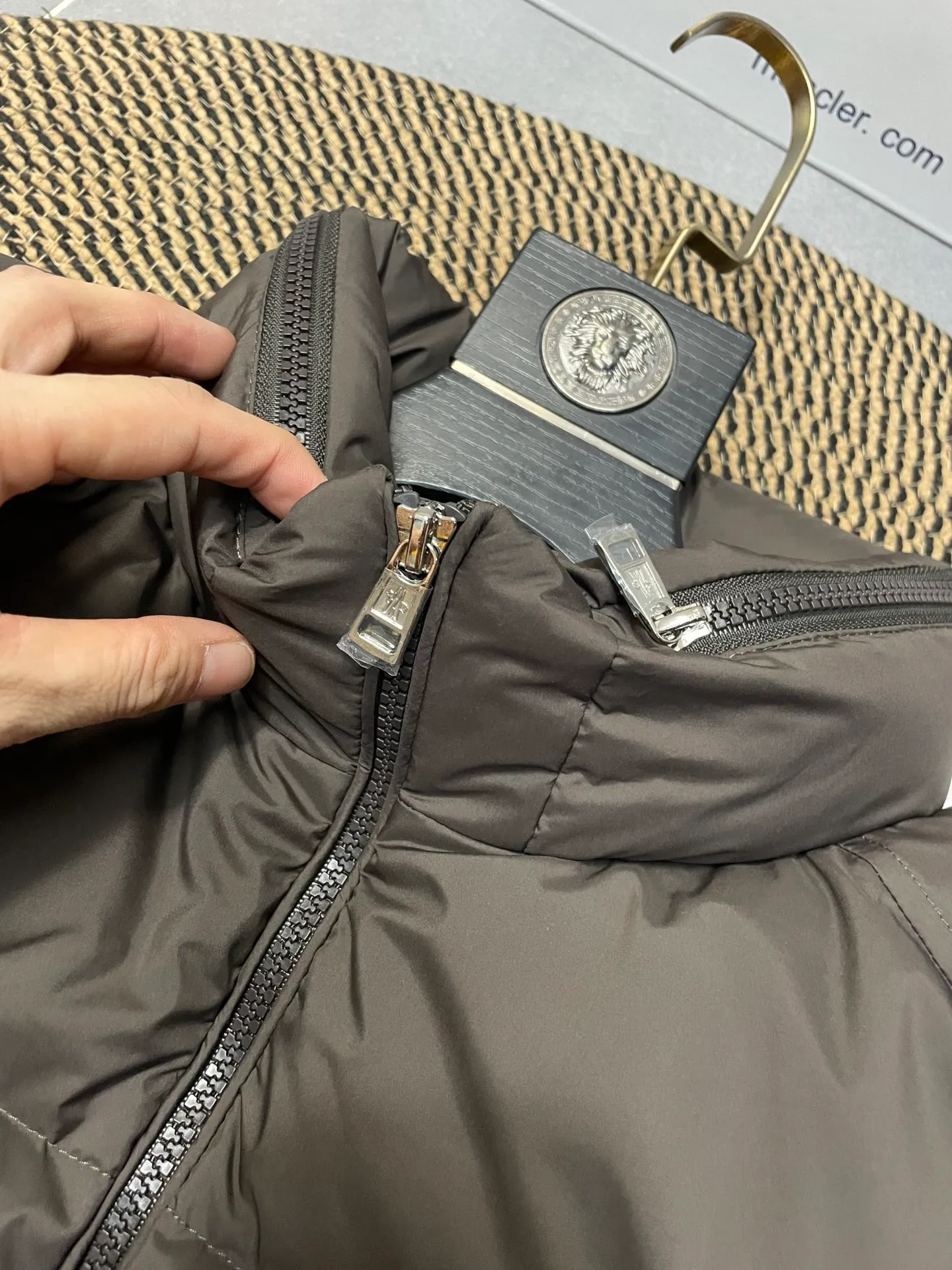 P840 🆕❤️2️⃣0️⃣2️⃣4️⃣🆕Premium down⬆️Moncler Solayan men's three-color trim short down jacket. Premium goose down filling. The finest, lightest and neatest fabric. Solayan men's short down jacket is decorated with seasonal iconic stripe details, blending sportsmanship and timeless style.  The Solayan down jacket is made of micro chic fabric and has a tough square shape design, highlighting Moncler's sporty spirit. This cropped down jacket features tricolor stripes on the sleeves, a seasonal take on the brand's signature. Comes with a practical pull-out hood. Details •Made from micro chic nylon fabric •Micro chic nylon lining •Down filled •Pull-out hood •Zip closure •Zip pockets •Adjustable cuffs •Elastic drawstring hem •Tri-color trim on sleeves Size: 1-5 Color: White Dark Brown Black