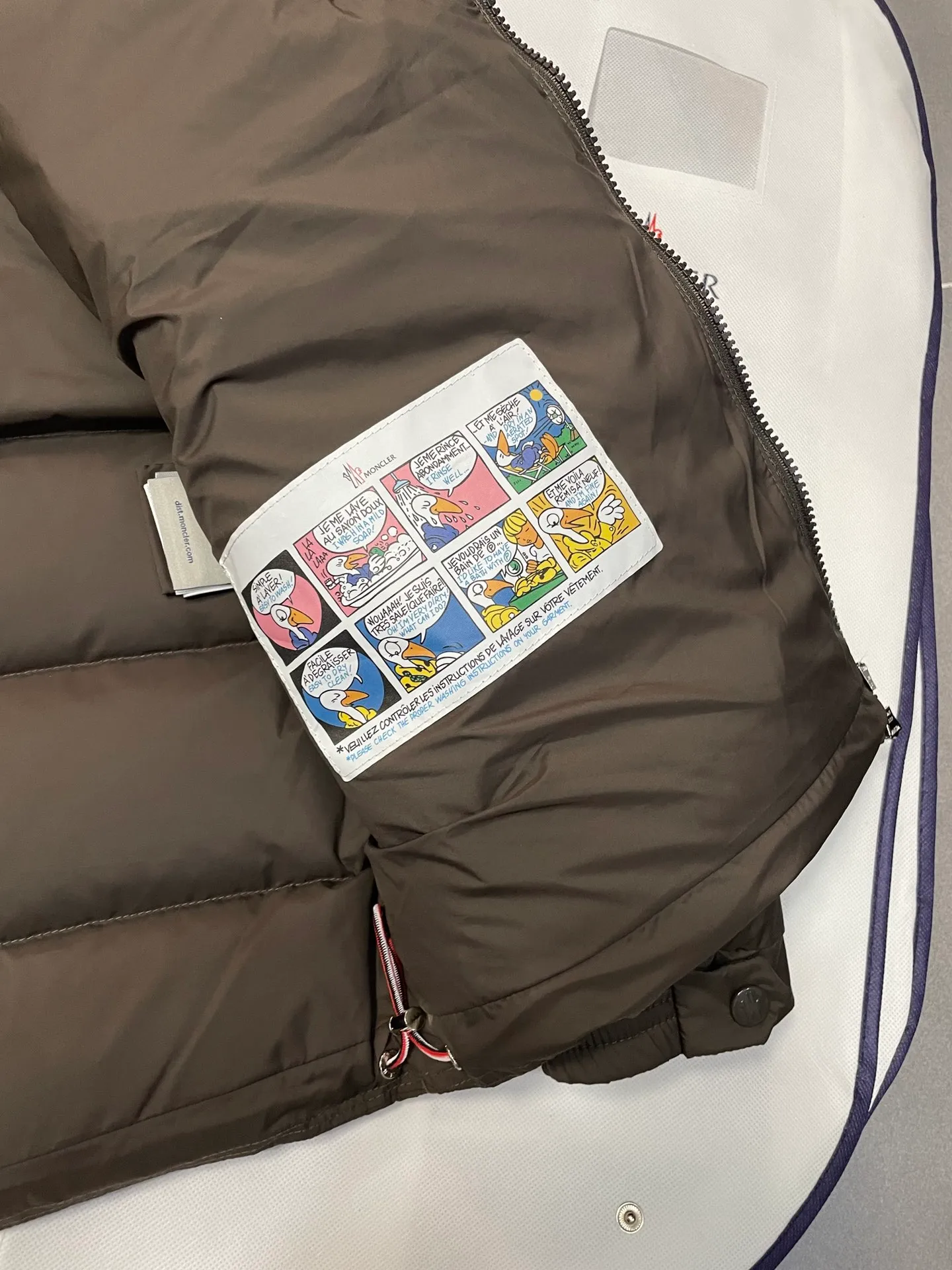 P840 🆕❤️2️⃣0️⃣2️⃣4️⃣🆕Premium down⬆️Moncler Solayan men's three-color trim short down jacket. Premium goose down filling. The finest, lightest and neatest fabric. Solayan men's short down jacket is decorated with seasonal iconic stripe details, blending sportsmanship and timeless style.  The Solayan down jacket is made of micro chic fabric and has a tough square shape design, highlighting Moncler's sporty spirit. This cropped down jacket features tricolor stripes on the sleeves, a seasonal take on the brand's signature. Comes with a practical pull-out hood. Details •Made from micro chic nylon fabric •Micro chic nylon lining •Down filled •Pull-out hood •Zip closure •Zip pockets •Adjustable cuffs •Elastic drawstring hem •Tri-color trim on sleeves Size: 1-5 Color: White Dark Brown Black
