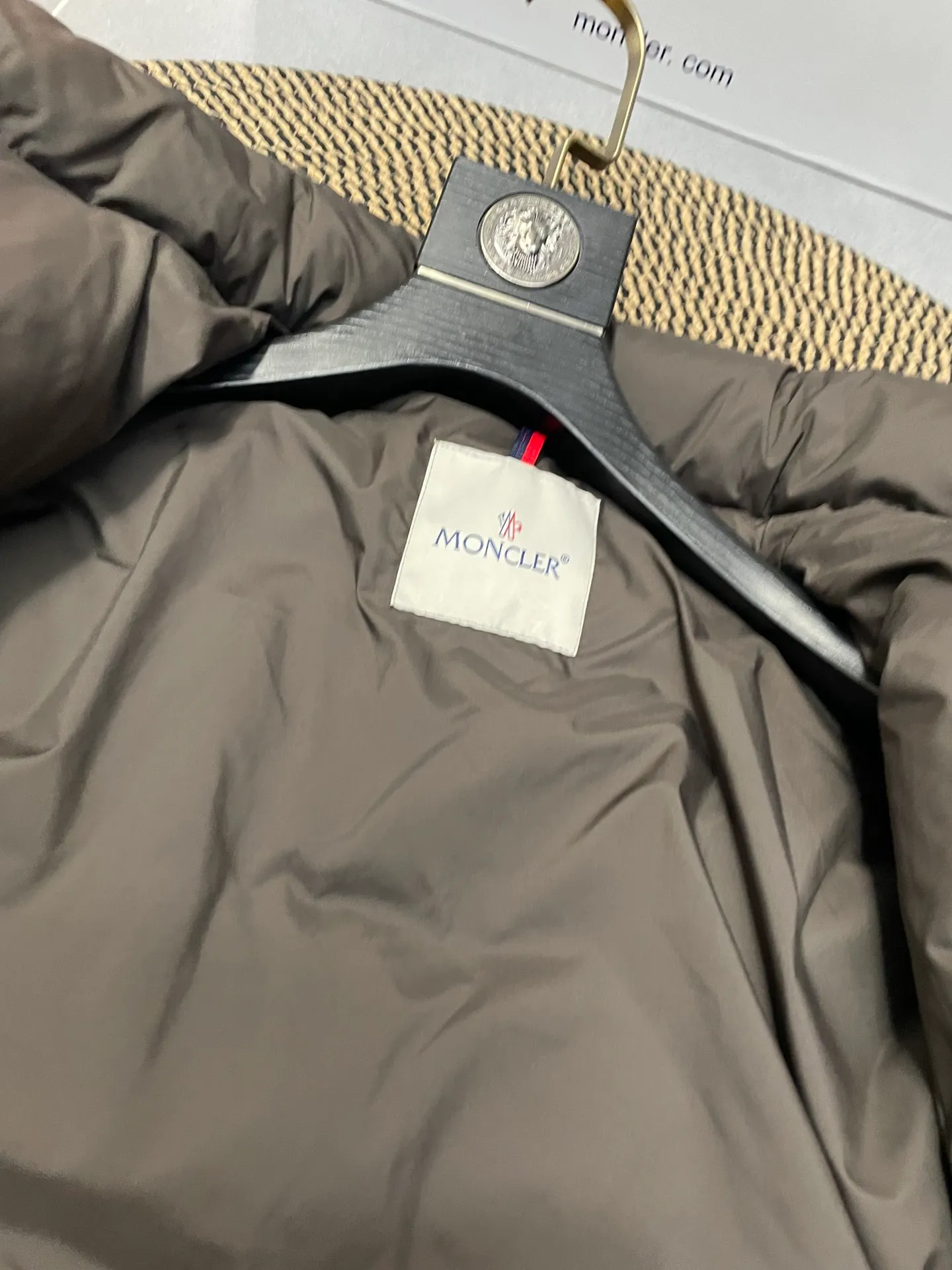 P840 🆕❤️2️⃣0️⃣2️⃣4️⃣🆕Premium down⬆️Moncler Solayan men's three-color trim short down jacket. Premium goose down filling. The finest, lightest and neatest fabric. Solayan men's short down jacket is decorated with seasonal iconic stripe details, blending sportsmanship and timeless style.  The Solayan down jacket is made of micro chic fabric and has a tough square shape design, highlighting Moncler's sporty spirit. This cropped down jacket features tricolor stripes on the sleeves, a seasonal take on the brand's signature. Comes with a practical pull-out hood. Details •Made from micro chic nylon fabric •Micro chic nylon lining •Down filled •Pull-out hood •Zip closure •Zip pockets •Adjustable cuffs •Elastic drawstring hem •Tri-color trim on sleeves Size: 1-5 Color: White Dark Brown Black