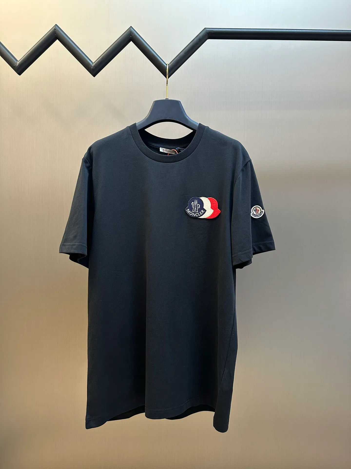 P230 Moncler short-sleeved patch logo, custom-made cloud-soft plain cotton fabric, with the iconic three-color design badge embellished on the chest, interpreting the visual grammar of modern luxury, and the Moncler embroidered logo on the side, highlighting the brand style.  Using imported machine embroidery technology, advanced computer control systems and precision mechanical components, Moncler embroidery logo embroidery operations are realized.  size：s m l xl