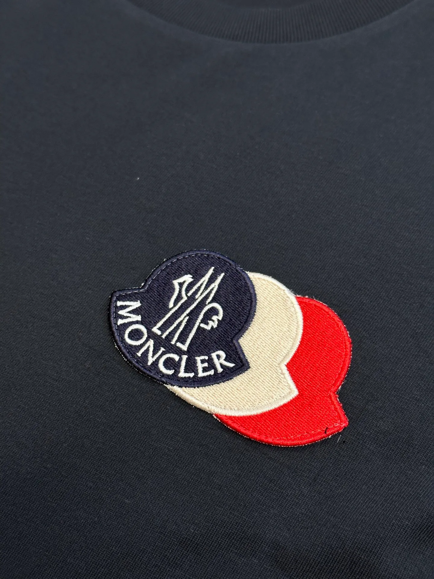 P230 Moncler short-sleeved patch logo, custom-made cloud-soft plain cotton fabric, with the iconic three-color design badge embellished on the chest, interpreting the visual grammar of modern luxury, and the Moncler embroidered logo on the side, highlighting the brand style.  Using imported machine embroidery technology, advanced computer control systems and precision mechanical components, Moncler embroidery logo embroidery operations are realized.  size：s m l xl