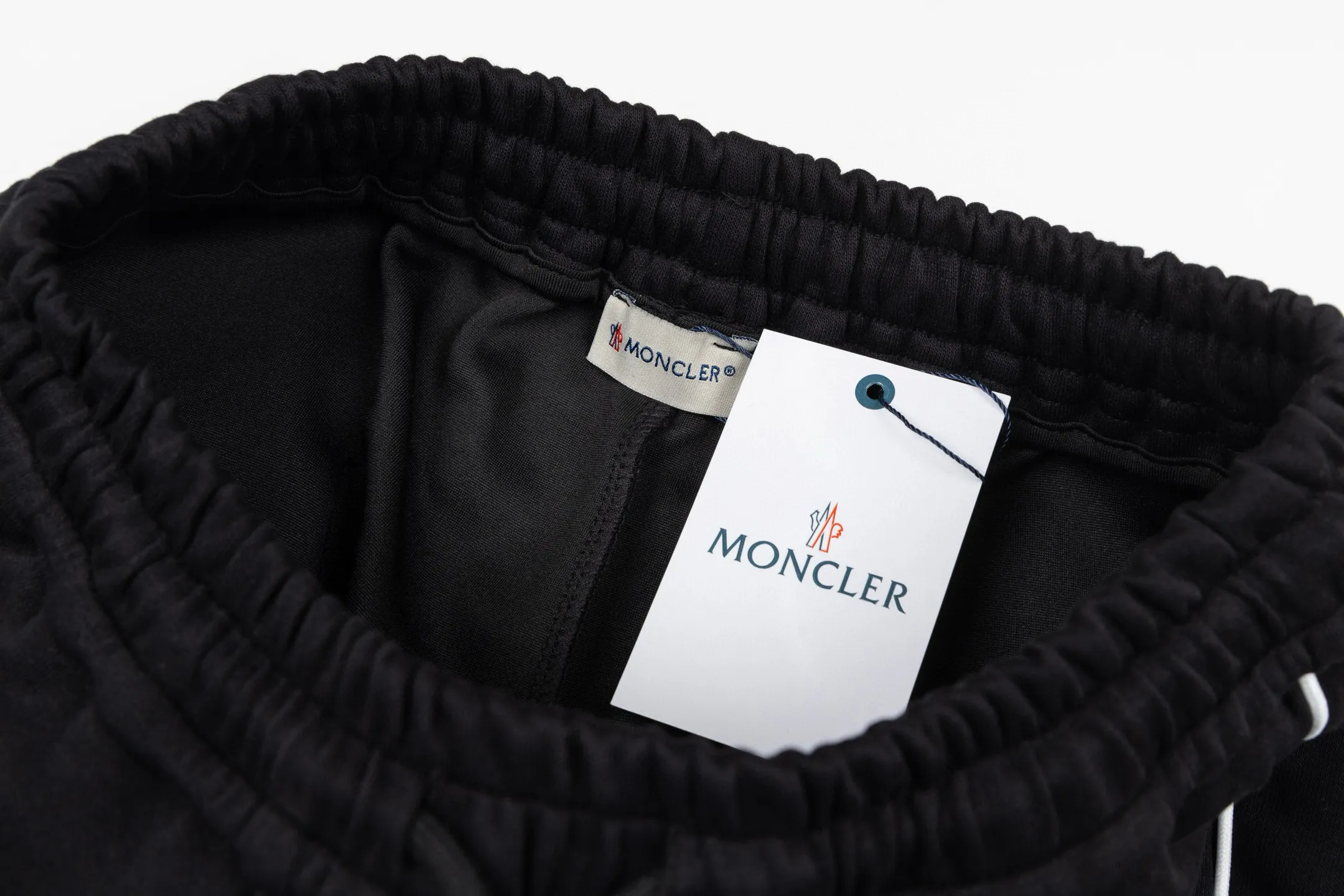 P230 Meng Mouth Small Label Embroidered Ribbon Trousers. Same style as MONCLER counters. Very textured in hand. Three-dimensional and atmospheric. Versatile and easy to wear. Simple and elegant. Adopts os version. The upper body effect is great. Suitable for all body types. Soft and comfortable. The small label embroidery is full and neat. Does not fade. Does not deform. Complete accessories. Delicate embroidery embellishments on the back pockets. Perfectly restored zp 2:1. Same style for men and women. Versatile and easy to match. Size s m l xl color black gray