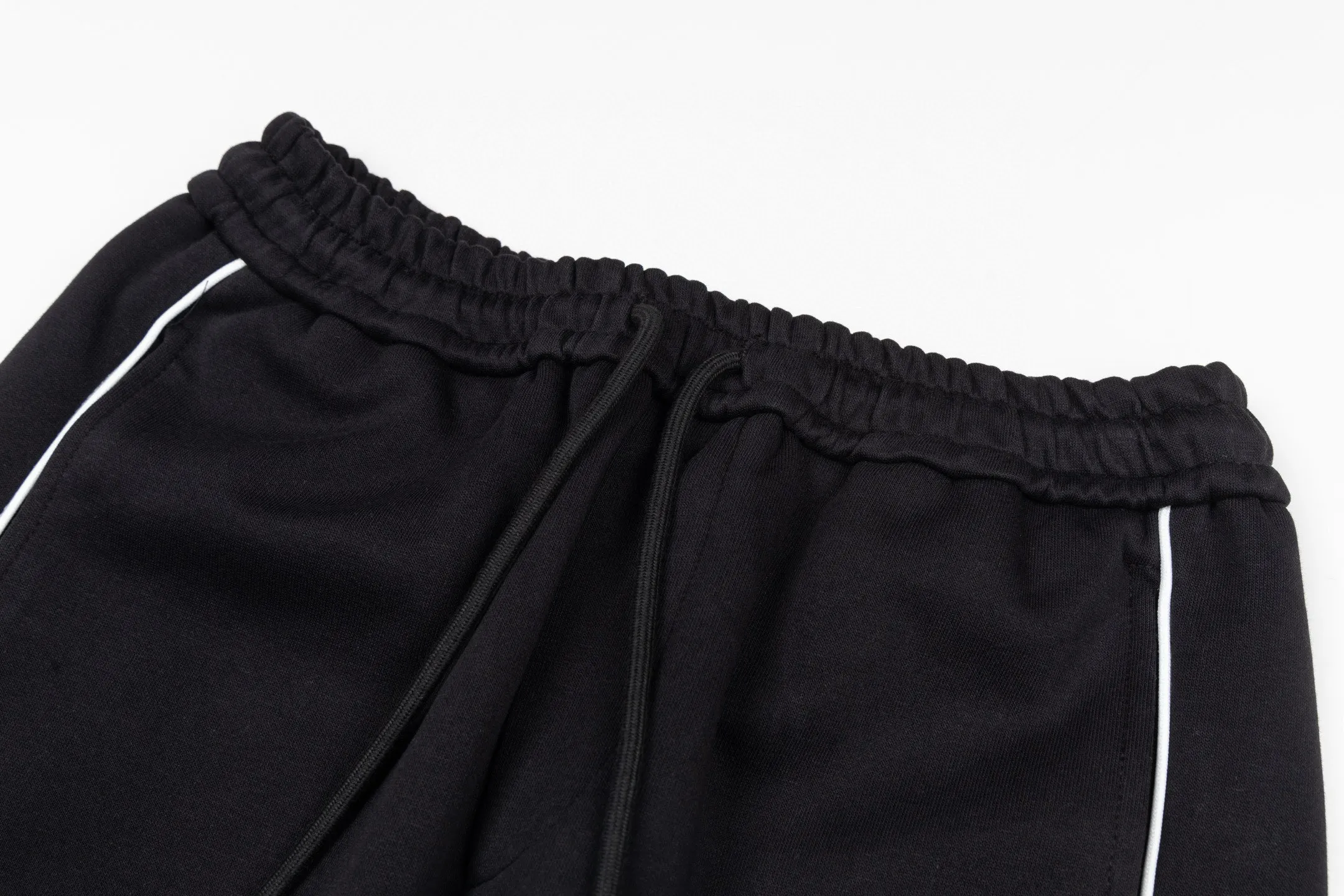 P230 Meng Mouth Small Label Embroidered Ribbon Trousers. Same style as MONCLER counters. Very textured in hand. Three-dimensional and atmospheric. Versatile and easy to wear. Simple and elegant. Adopts os version. The upper body effect is great. Suitable for all body types. Soft and comfortable. The small label embroidery is full and neat. Does not fade. Does not deform. Complete accessories. Delicate embroidery embellishments on the back pockets. Perfectly restored zp 2:1. Same style for men and women. Versatile and easy to match. Size s m l xl color black gray