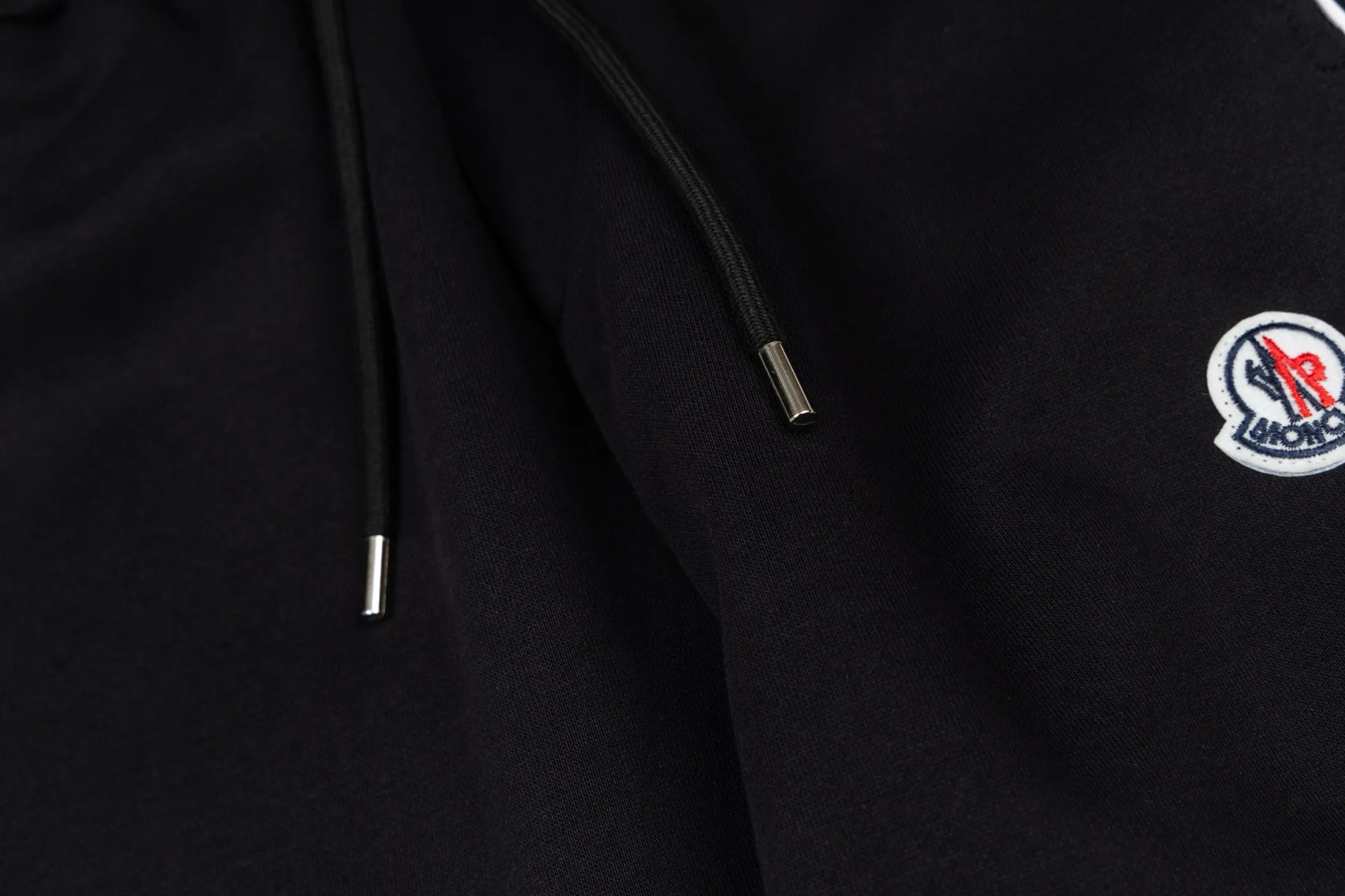 P230 Meng Mouth Small Label Embroidered Ribbon Trousers. Same style as MONCLER counters. Very textured in hand. Three-dimensional and atmospheric. Versatile and easy to wear. Simple and elegant. Adopts os version. The upper body effect is great. Suitable for all body types. Soft and comfortable. The small label embroidery is full and neat. Does not fade. Does not deform. Complete accessories. Delicate embroidery embellishments on the back pockets. Perfectly restored zp 2:1. Same style for men and women. Versatile and easy to match. Size s m l xl color black gray