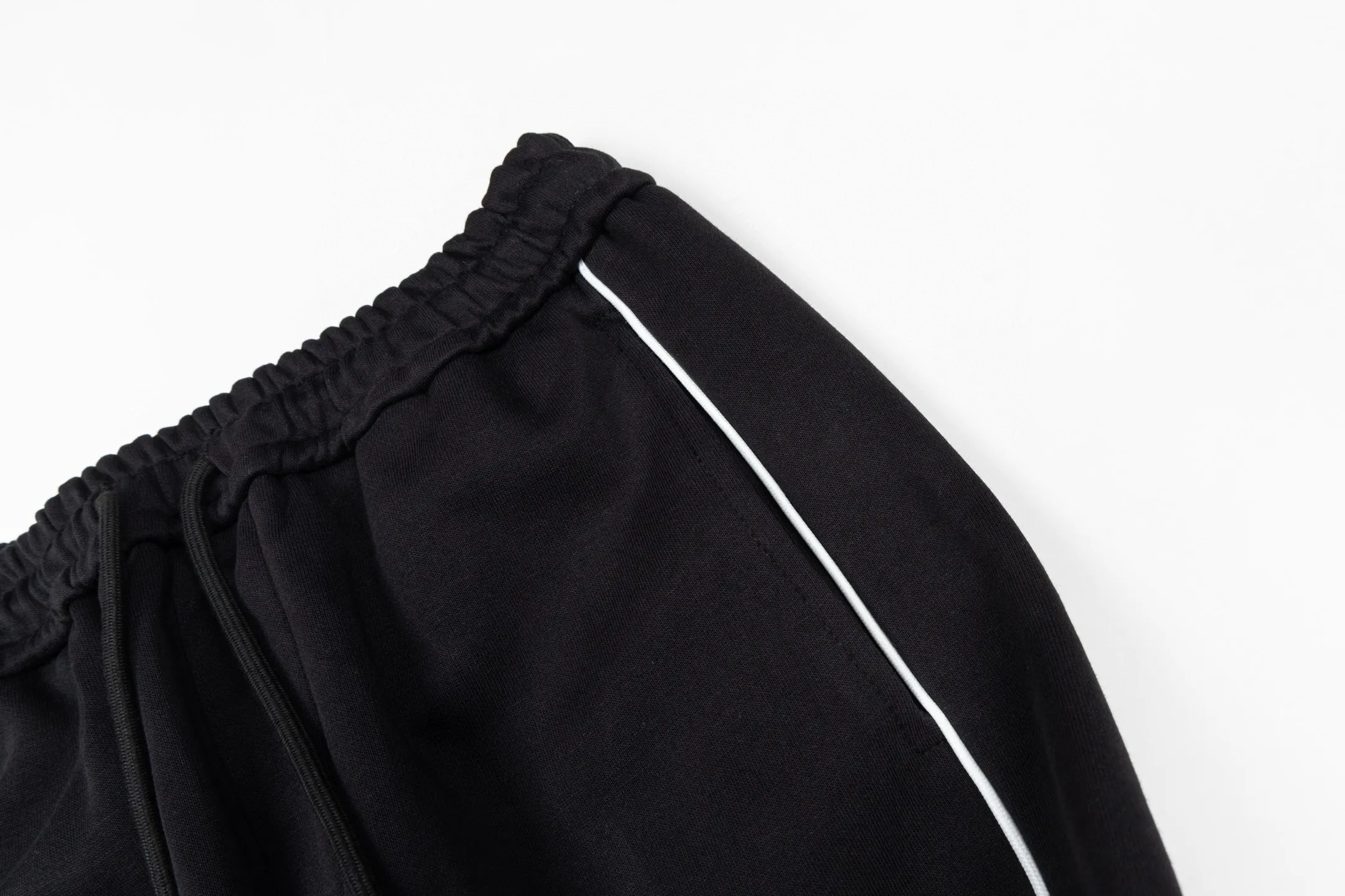 P230 Meng Mouth Small Label Embroidered Ribbon Trousers. Same style as MONCLER counters. Very textured in hand. Three-dimensional and atmospheric. Versatile and easy to wear. Simple and elegant. Adopts os version. The upper body effect is great. Suitable for all body types. Soft and comfortable. The small label embroidery is full and neat. Does not fade. Does not deform. Complete accessories. Delicate embroidery embellishments on the back pockets. Perfectly restored zp 2:1. Same style for men and women. Versatile and easy to match. Size s m l xl color black gray