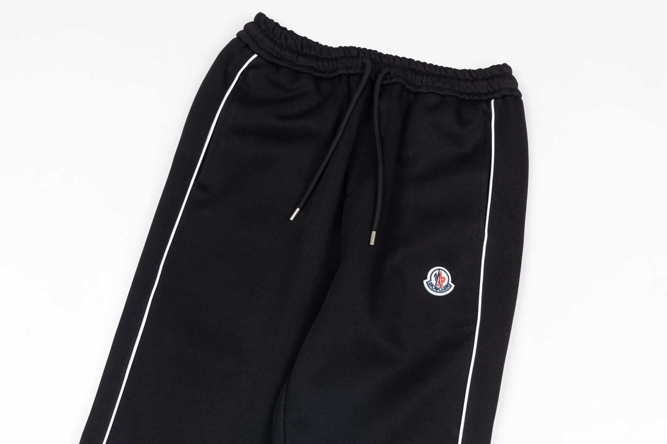 P230 Meng Mouth Small Label Embroidered Ribbon Trousers. Same style as MONCLER counters. Very textured in hand. Three-dimensional and atmospheric. Versatile and easy to wear. Simple and elegant. Adopts os version. The upper body effect is great. Suitable for all body types. Soft and comfortable. The small label embroidery is full and neat. Does not fade. Does not deform. Complete accessories. Delicate embroidery embellishments on the back pockets. Perfectly restored zp 2:1. Same style for men and women. Versatile and easy to match. Size s m l xl color black gray