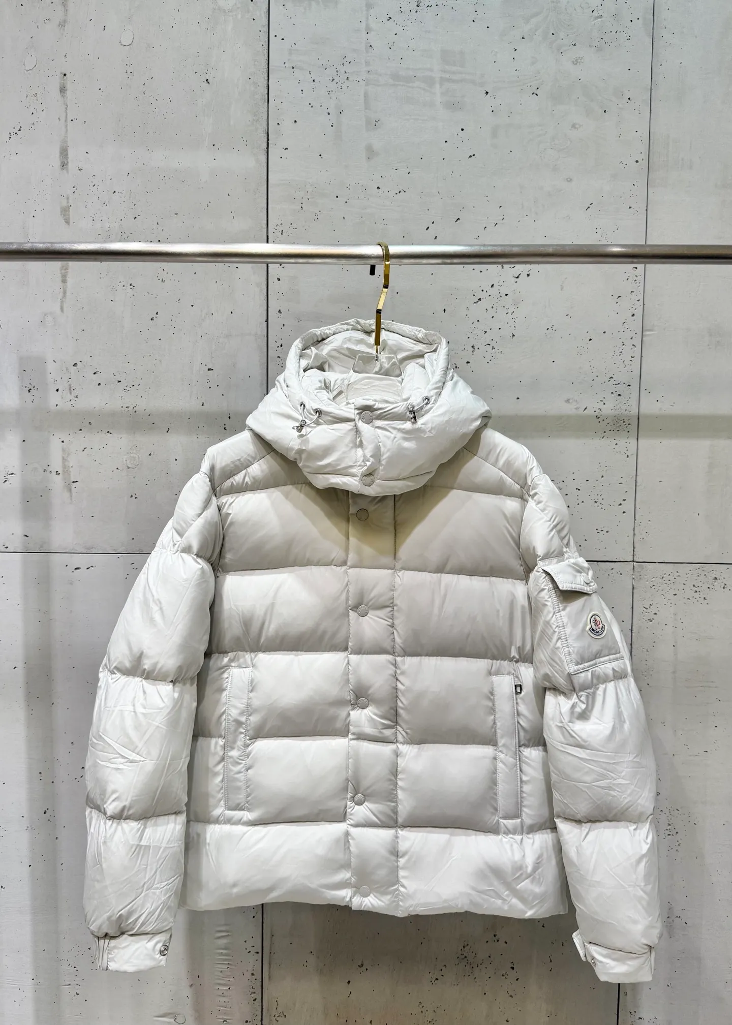 P860 Moncler Vezere matte Maya down jacket, the same style for men and women. If you don't like glossy maya, the best choice is this matte Maya. It is a classic version that anyone can control. The original development details are exactly the same as the original version. It is made of 90% goose down and no lining cloth. It has excellent feel and warmth. The Vezere down jacket is made of longue saison fabric, which is both light and warm. This short down jacket features a hood that can be easily removed depending on the weather. Number of yards: 1-5 yards