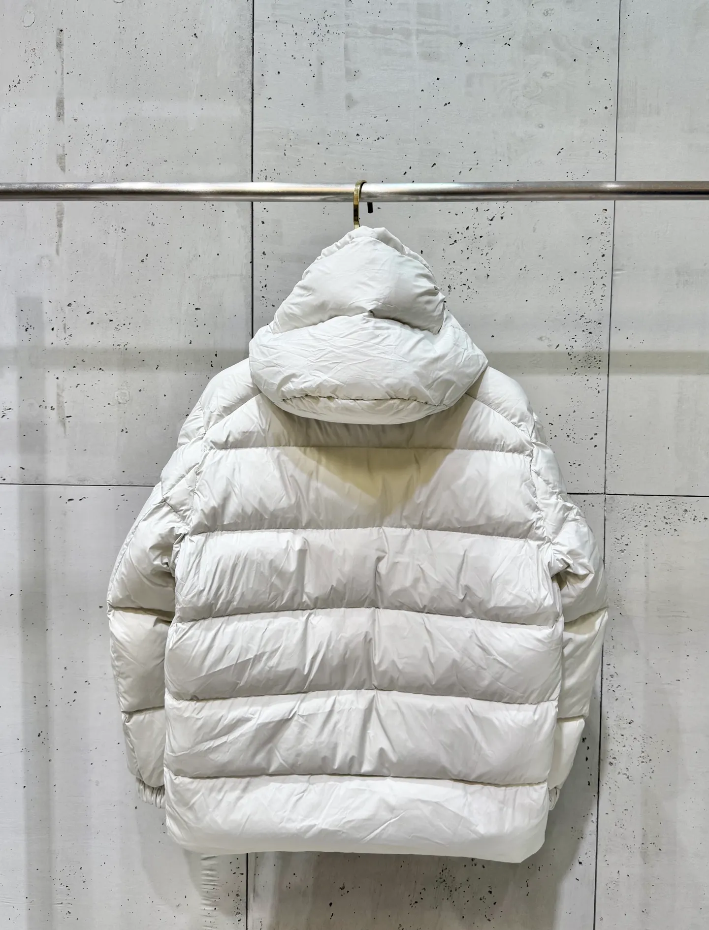 P860 Moncler Vezere matte Maya down jacket, the same style for men and women. If you don't like glossy maya, the best choice is this matte Maya. It is a classic version that anyone can control. The original development details are exactly the same as the original version. It is made of 90% goose down and no lining cloth. It has excellent feel and warmth. The Vezere down jacket is made of longue saison fabric, which is both light and warm. This short down jacket features a hood that can be easily removed depending on the weather. Number of yards: 1-5 yards
