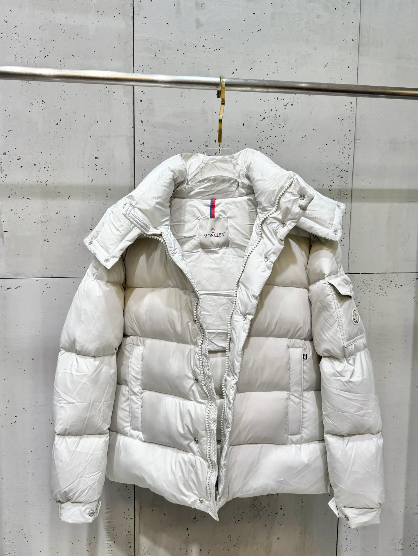 P860 Moncler Vezere matte Maya down jacket, the same style for men and women. If you don't like glossy maya, the best choice is this matte Maya. It is a classic version that anyone can control. The original development details are exactly the same as the original version. It is made of 90% goose down and no lining cloth. It has excellent feel and warmth. The Vezere down jacket is made of longue saison fabric, which is both light and warm. This short down jacket features a hood that can be easily removed depending on the weather. Number of yards: 1-5 yards