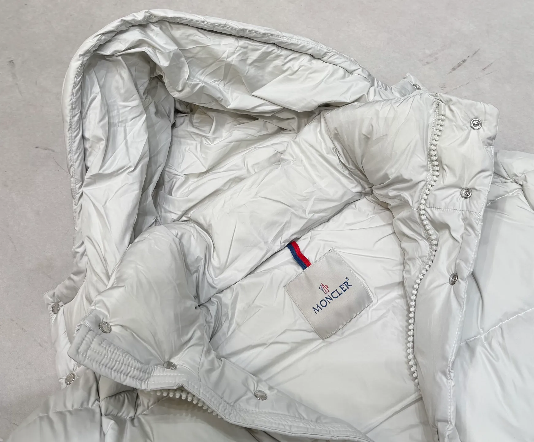 P860 Moncler Vezere matte Maya down jacket, the same style for men and women. If you don't like glossy maya, the best choice is this matte Maya. It is a classic version that anyone can control. The original development details are exactly the same as the original version. It is made of 90% goose down and no lining cloth. It has excellent feel and warmth. The Vezere down jacket is made of longue saison fabric, which is both light and warm. This short down jacket features a hood that can be easily removed depending on the weather. Number of yards: 1-5 yards