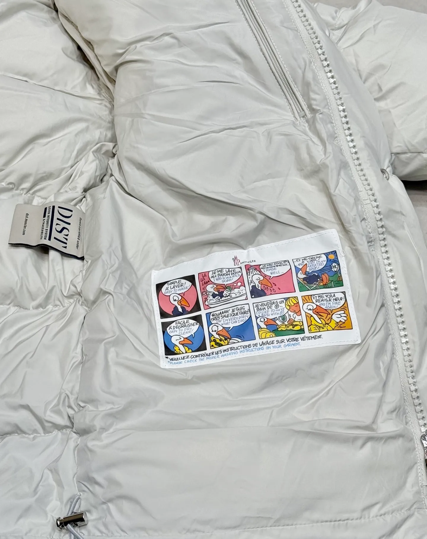 P860 Moncler Vezere matte Maya down jacket, the same style for men and women. If you don't like glossy maya, the best choice is this matte Maya. It is a classic version that anyone can control. The original development details are exactly the same as the original version. It is made of 90% goose down and no lining cloth. It has excellent feel and warmth. The Vezere down jacket is made of longue saison fabric, which is both light and warm. This short down jacket features a hood that can be easily removed depending on the weather. Number of yards: 1-5 yards