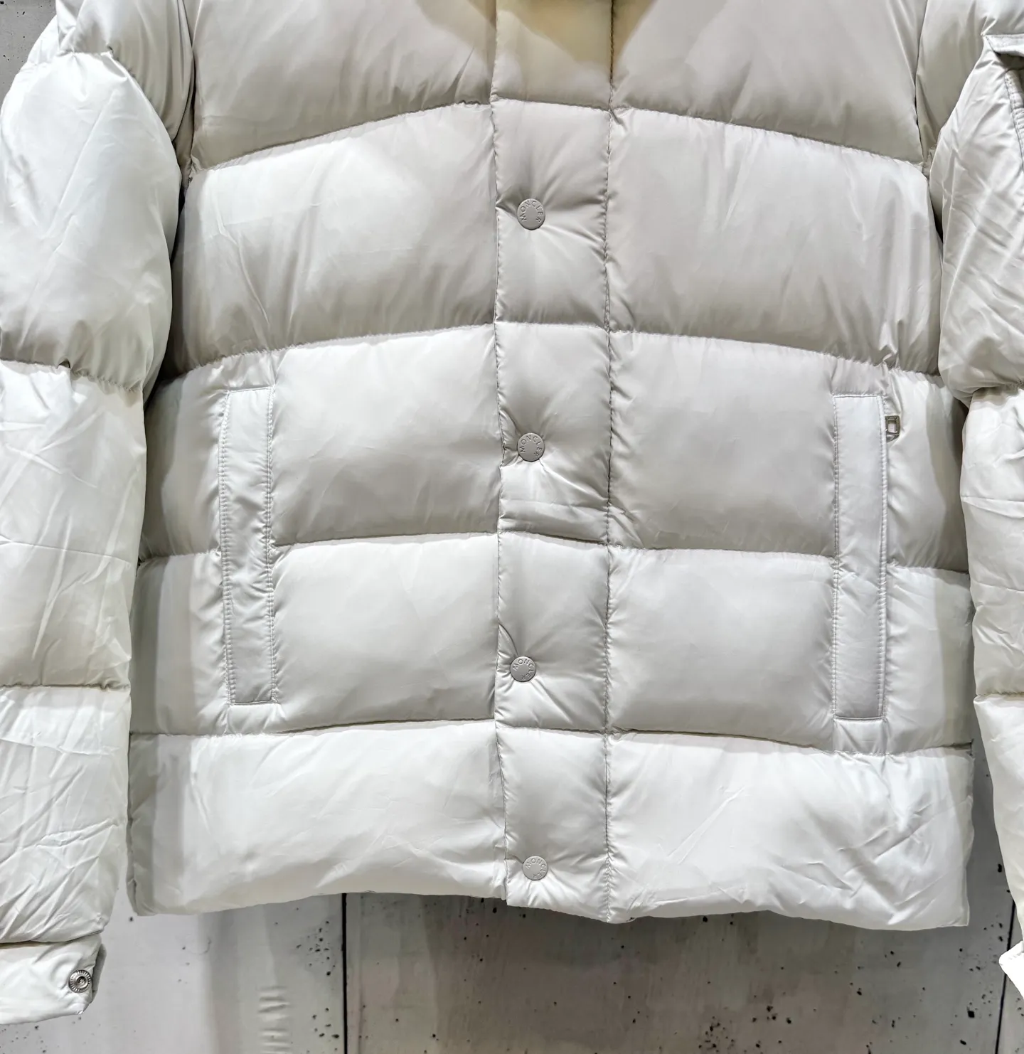 P860 Moncler Vezere matte Maya down jacket, the same style for men and women. If you don't like glossy maya, the best choice is this matte Maya. It is a classic version that anyone can control. The original development details are exactly the same as the original version. It is made of 90% goose down and no lining cloth. It has excellent feel and warmth. The Vezere down jacket is made of longue saison fabric, which is both light and warm. This short down jacket features a hood that can be easily removed depending on the weather. Number of yards: 1-5 yards