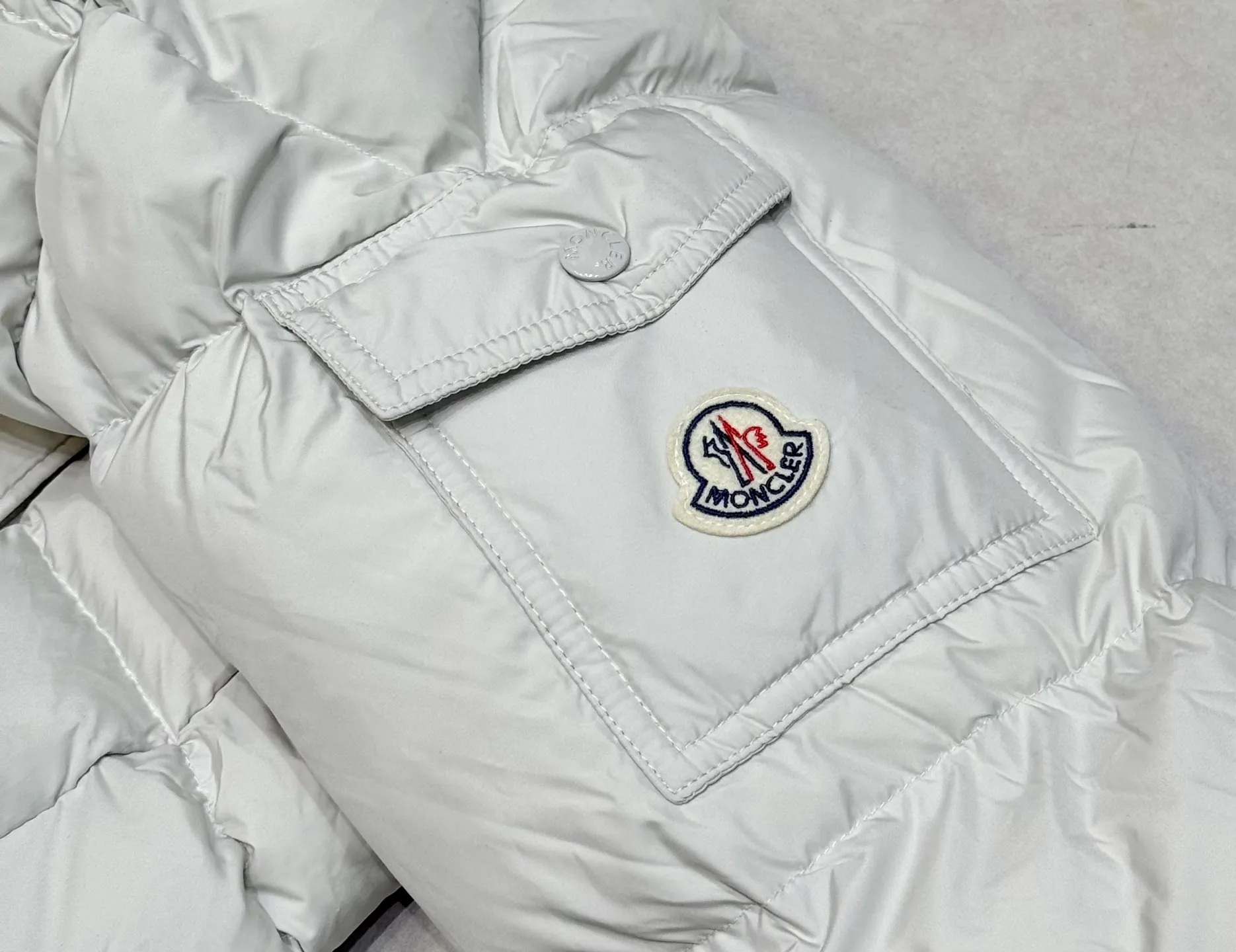 P860 Moncler Vezere matte Maya down jacket, the same style for men and women. If you don't like glossy maya, the best choice is this matte Maya. It is a classic version that anyone can control. The original development details are exactly the same as the original version. It is made of 90% goose down and no lining cloth. It has excellent feel and warmth. The Vezere down jacket is made of longue saison fabric, which is both light and warm. This short down jacket features a hood that can be easily removed depending on the weather. Number of yards: 1-5 yards