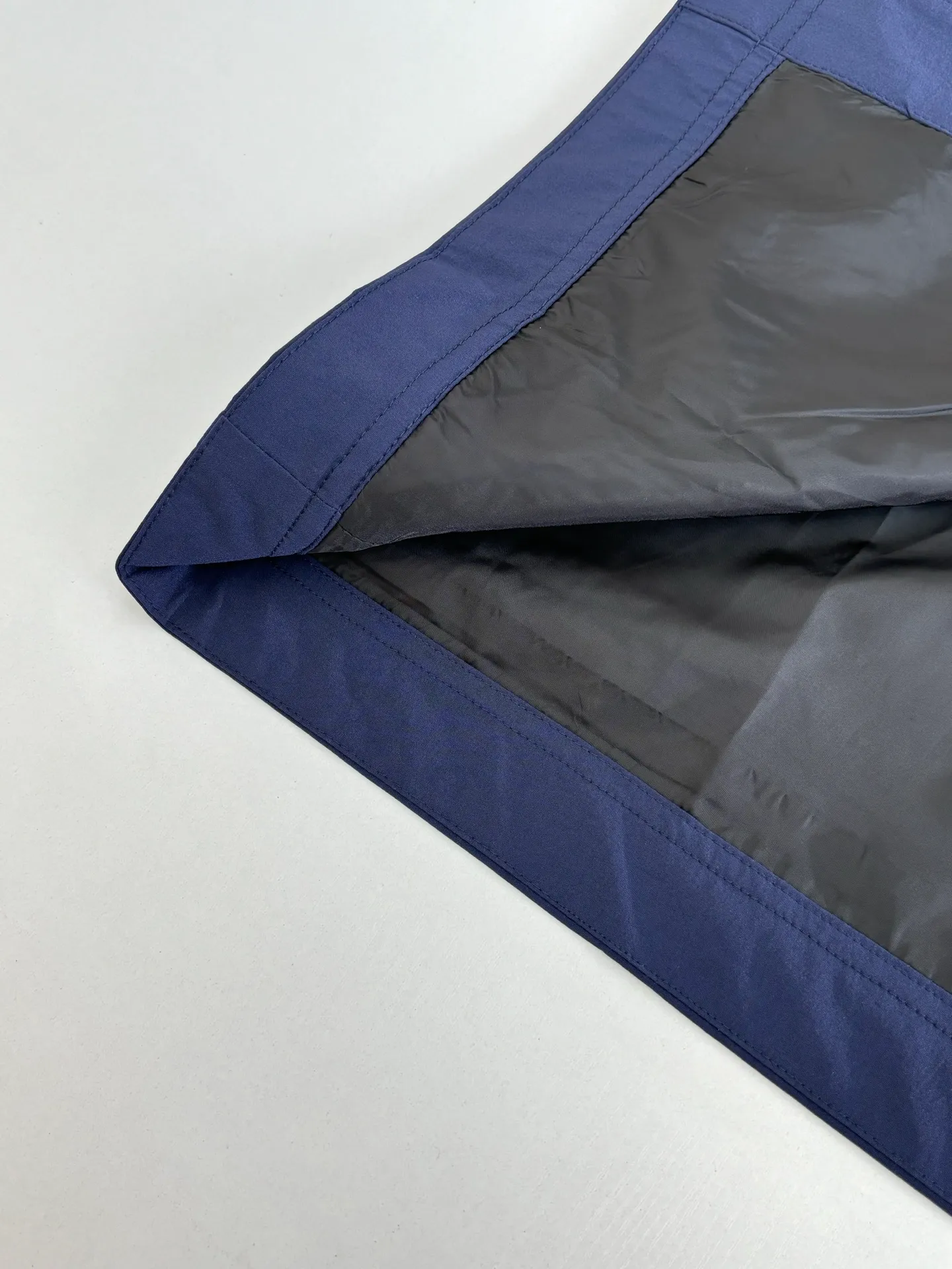 P650 Moncle*/Mask Grenoble functional outdoor zippered jacket with adjustable sleeves. Custom-dyed double-stretch mercerized poplin. Custom-dyed soft mesh pongee. Excellent texture. Comfortable and close to the skin. Dark green inspired by plant texture. The color is taken from sage leaves soaked in morning dew. Precise narrative of functional pocket system. Functional and aesthetic balance. Iconic Moncler logo appears on the sleeves, fully recognizable. The triangular logo of the same color is hidden into the fabric texture like a mark in the undercurrent of the deep sea. It is extremely invisible and visible. The detachable sleeve design allows for diversified outfits. Size: 1/2/3/4