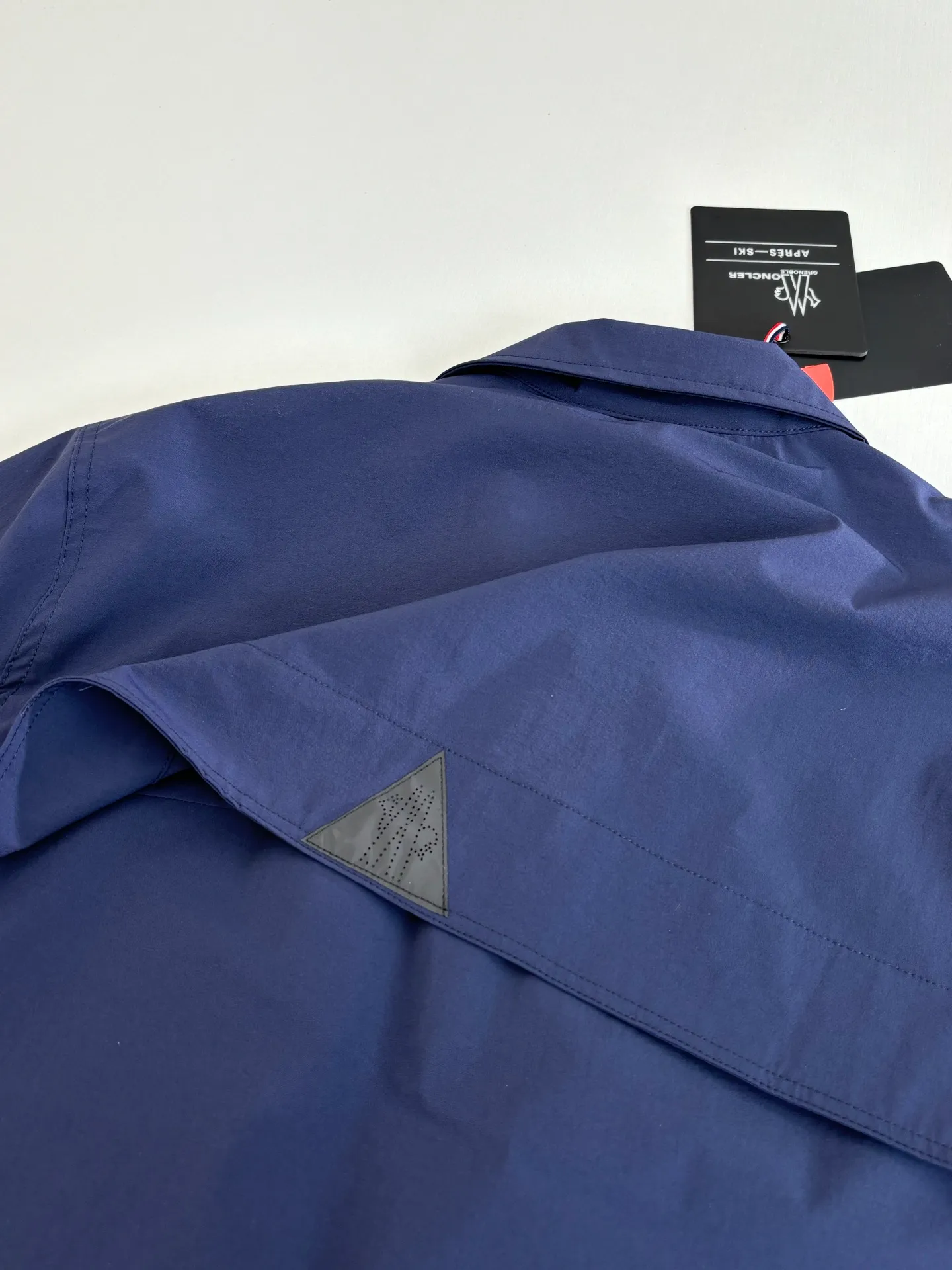 P650 Moncle*/Mask Grenoble functional outdoor zippered jacket with adjustable sleeves. Custom-dyed double-stretch mercerized poplin. Custom-dyed soft mesh pongee. Excellent texture. Comfortable and close to the skin. Dark green inspired by plant texture. The color is taken from sage leaves soaked in morning dew. Precise narrative of functional pocket system. Functional and aesthetic balance. Iconic Moncler logo appears on the sleeves, fully recognizable. The triangular logo of the same color is hidden into the fabric texture like a mark in the undercurrent of the deep sea. It is extremely invisible and visible. The detachable sleeve design allows for diversified outfits. Size: 1/2/3/4
