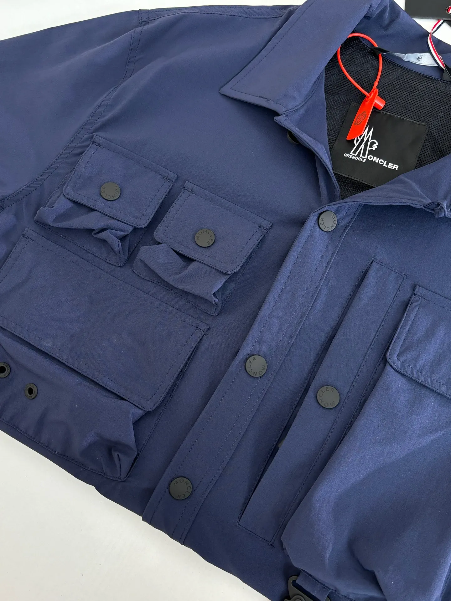 P650 Moncle*/Mask Grenoble functional outdoor zippered jacket with adjustable sleeves. Custom-dyed double-stretch mercerized poplin. Custom-dyed soft mesh pongee. Excellent texture. Comfortable and close to the skin. Dark green inspired by plant texture. The color is taken from sage leaves soaked in morning dew. Precise narrative of functional pocket system. Functional and aesthetic balance. Iconic Moncler logo appears on the sleeves, fully recognizable. The triangular logo of the same color is hidden into the fabric texture like a mark in the undercurrent of the deep sea. It is extremely invisible and visible. The detachable sleeve design allows for diversified outfits. Size: 1/2/3/4
