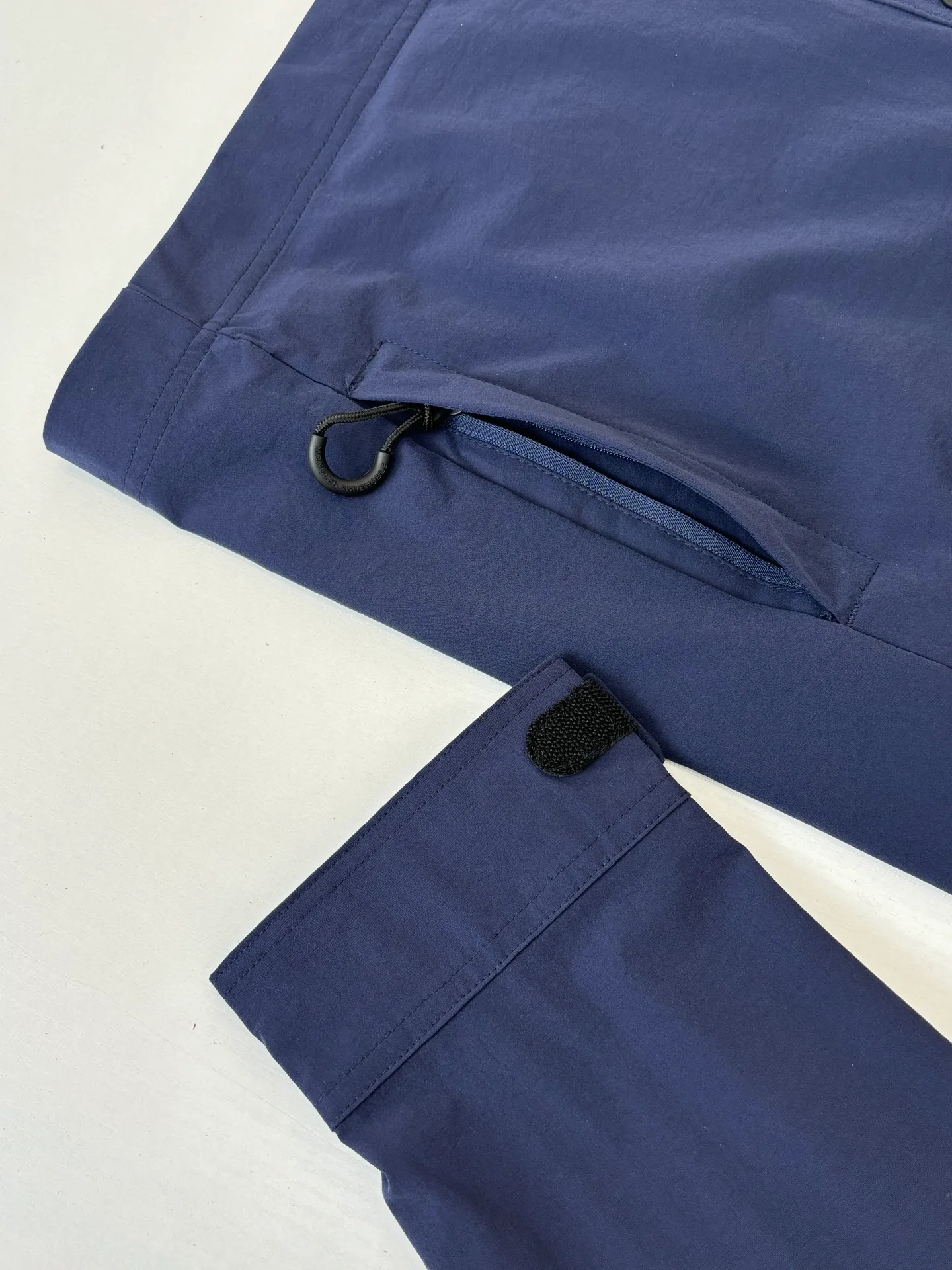 P650 Moncle*/Mask Grenoble functional outdoor zippered jacket with adjustable sleeves. Custom-dyed double-stretch mercerized poplin. Custom-dyed soft mesh pongee. Excellent texture. Comfortable and close to the skin. Dark green inspired by plant texture. The color is taken from sage leaves soaked in morning dew. Precise narrative of functional pocket system. Functional and aesthetic balance. Iconic Moncler logo appears on the sleeves, fully recognizable. The triangular logo of the same color is hidden into the fabric texture like a mark in the undercurrent of the deep sea. It is extremely invisible and visible. The detachable sleeve design allows for diversified outfits. Size: 1/2/3/4