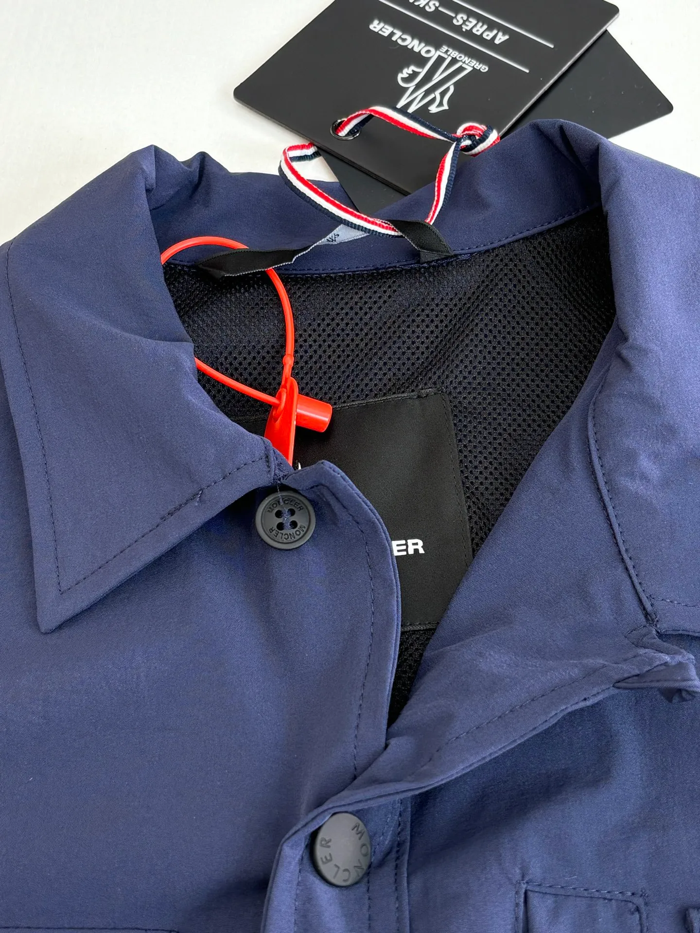 P650 Moncle*/Mask Grenoble functional outdoor zippered jacket with adjustable sleeves. Custom-dyed double-stretch mercerized poplin. Custom-dyed soft mesh pongee. Excellent texture. Comfortable and close to the skin. Dark green inspired by plant texture. The color is taken from sage leaves soaked in morning dew. Precise narrative of functional pocket system. Functional and aesthetic balance. Iconic Moncler logo appears on the sleeves, fully recognizable. The triangular logo of the same color is hidden into the fabric texture like a mark in the undercurrent of the deep sea. It is extremely invisible and visible. The detachable sleeve design allows for diversified outfits. Size: 1/2/3/4