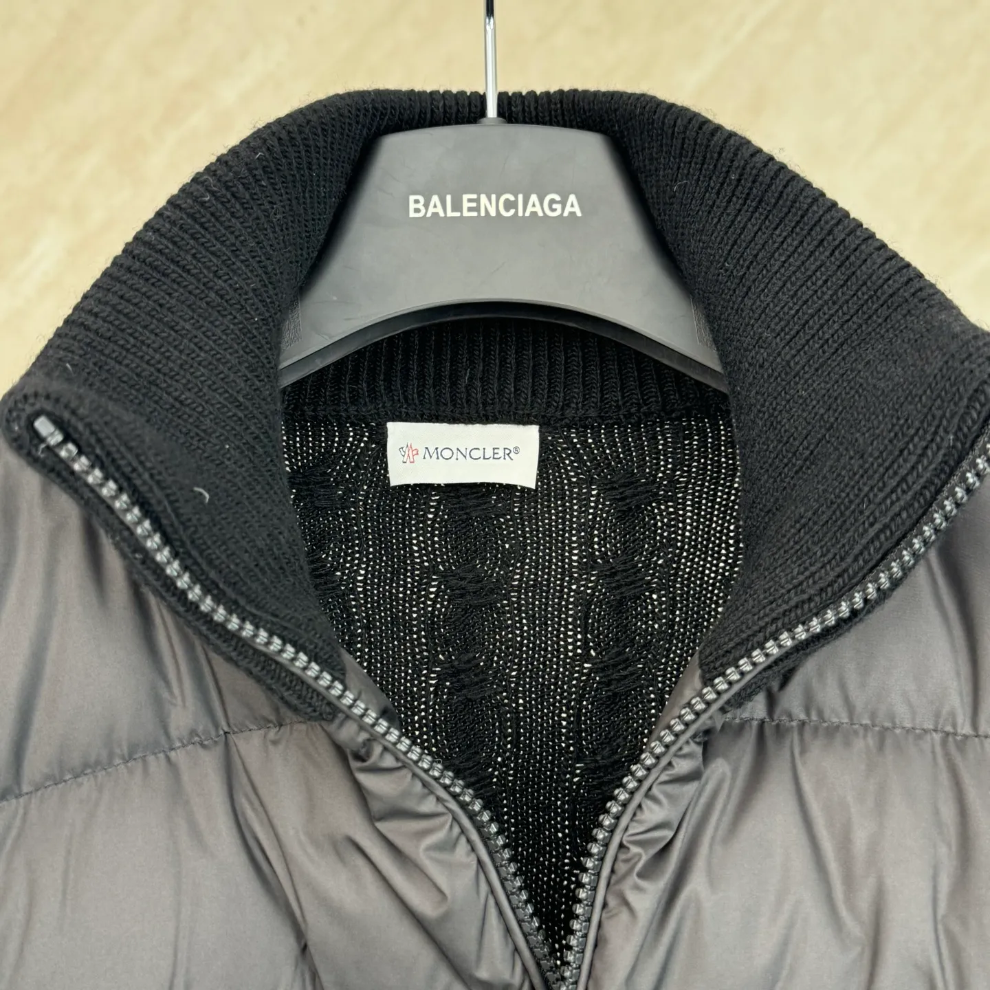 P810 Moncler Mouth Woolen Spliced ​​Down Jacket Size: 1 2 3 4 Fabric Selection: The outer front fabric is made of 100% nylon (nylon). Its high-density structure achieves excellent windproof effect. It also has strong wear resistance and wrinkle resistance. It is not afraid of scratches in daily wear and is easy to take care of.  The splicing design of sweaters and down jackets not only retains the thermal performance of down jackets, but also incorporates the fashion elements of sweaters, making the overall garment both practical and fashionable.  High-quality material: filled with high-quality white duck down, with a filling capacity of 100g, which has excellent thermal insulation effect. At the same time, the sweater is made of wool, cashmere and other natural fibers, which are soft, comfortable and skin-friendly.  The sweaters and down jackets are carefully spliced ​​to ensure comfortable wearing and are not prone to threading or velvet loss.  High collar design: not only provides excellent thermal insulation effect, but also adds a unique sense of fashion, allowing the wearer to maintain style in the cold season.  Stripe decoration: The stripes on the sleeve arms are like bright brush strokes, embellished on the dark gray down jacket, injecting vitality and movement into the overall look, making the clothing more eye-catching.  Accessories: one-to-one customized zipper puller, one-to-one customized armband