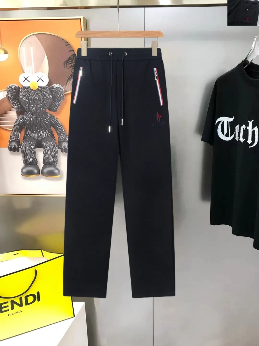 P290 Moncler new men's original casual pants and sweatpants, high-end customization, fashionable and versatile ✨✨✨three-dimensional embroidery embossed letter logo design, customized original imported 100% knitted cotton fabric, imported hardware accessories, elegant and handsome upper body, brand new sense of sight! The factory's fine workmanship and details are all in place. There is no need to choose anyone, and you must pay for your own money. Size: M-3XL (the largest size can wear about 185 pounds) black