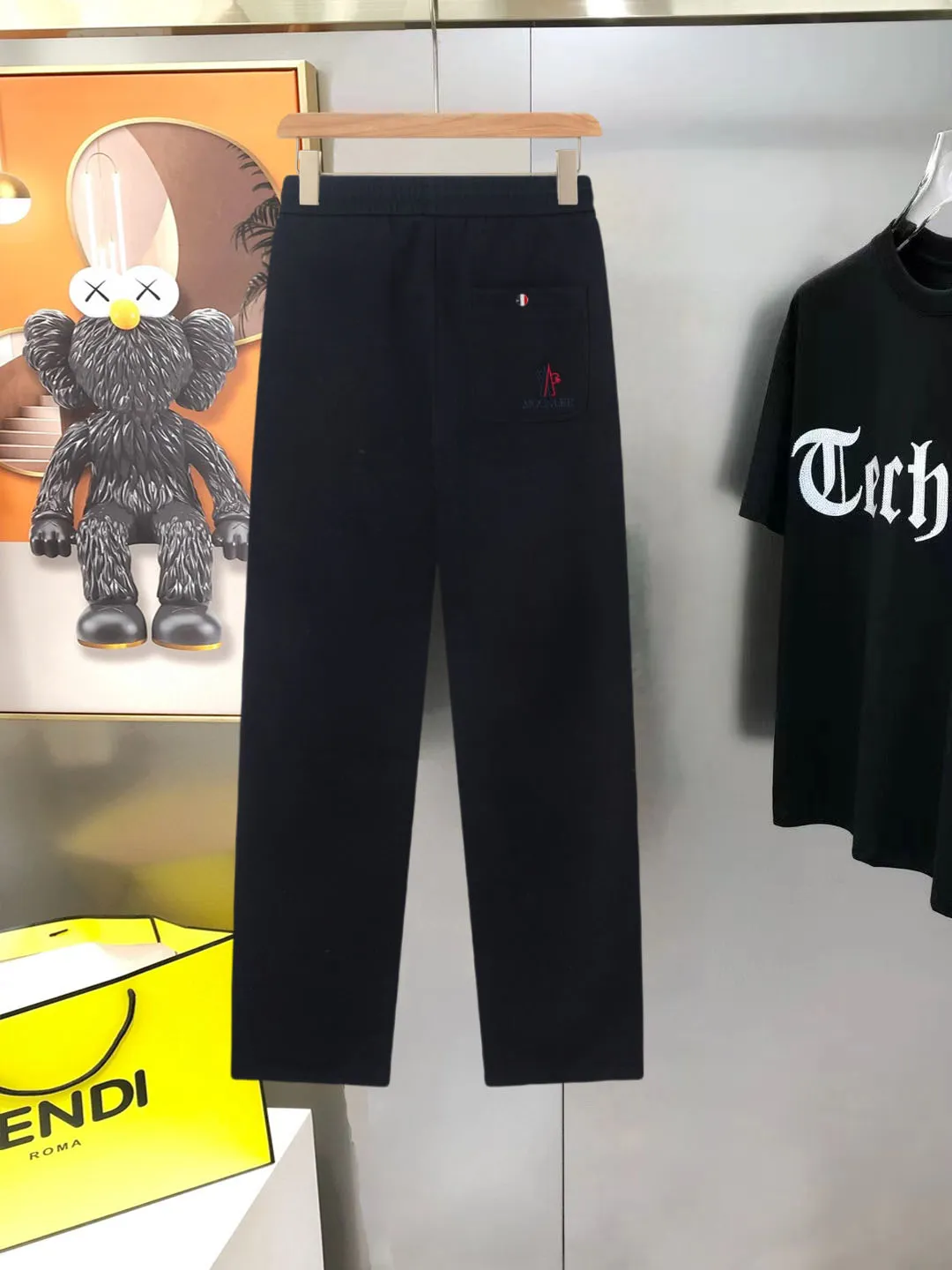 P290 Moncler new men's original casual pants and sweatpants, high-end customization, fashionable and versatile ✨✨✨three-dimensional embroidery embossed letter logo design, customized original imported 100% knitted cotton fabric, imported hardware accessories, elegant and handsome upper body, brand new sense of sight! The factory's fine workmanship and details are all in place. There is no need to choose anyone, and you must pay for your own money. Size: M-3XL (the largest size can wear about 185 pounds) black