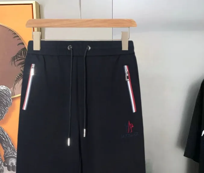 P290 Moncler new men's original casual pants and sweatpants, high-end customization, fashionable and versatile ✨✨✨three-dimensional embroidery embossed letter logo design, customized original imported 100% knitted cotton fabric, imported hardware accessories, elegant and handsome upper body, brand new sense of sight! The factory's fine workmanship and details are all in place. There is no need to choose anyone, and you must pay for your own money. Size: M-3XL (the largest size can wear about 185 pounds) black