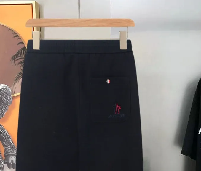 P290 Moncler new men's original casual pants and sweatpants, high-end customization, fashionable and versatile ✨✨✨three-dimensional embroidery embossed letter logo design, customized original imported 100% knitted cotton fabric, imported hardware accessories, elegant and handsome upper body, brand new sense of sight! The factory's fine workmanship and details are all in place. There is no need to choose anyone, and you must pay for your own money. Size: M-3XL (the largest size can wear about 185 pounds) black