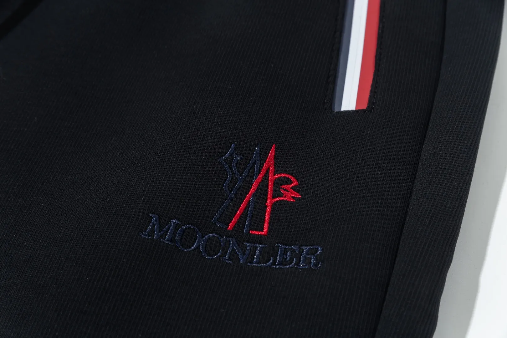 P290 Moncler new men's original casual pants and sweatpants, high-end customization, fashionable and versatile ✨✨✨three-dimensional embroidery embossed letter logo design, customized original imported 100% knitted cotton fabric, imported hardware accessories, elegant and handsome upper body, brand new sense of sight! The factory's fine workmanship and details are all in place. There is no need to choose anyone, and you must pay for your own money. Size: M-3XL (the largest size can wear about 185 pounds) black