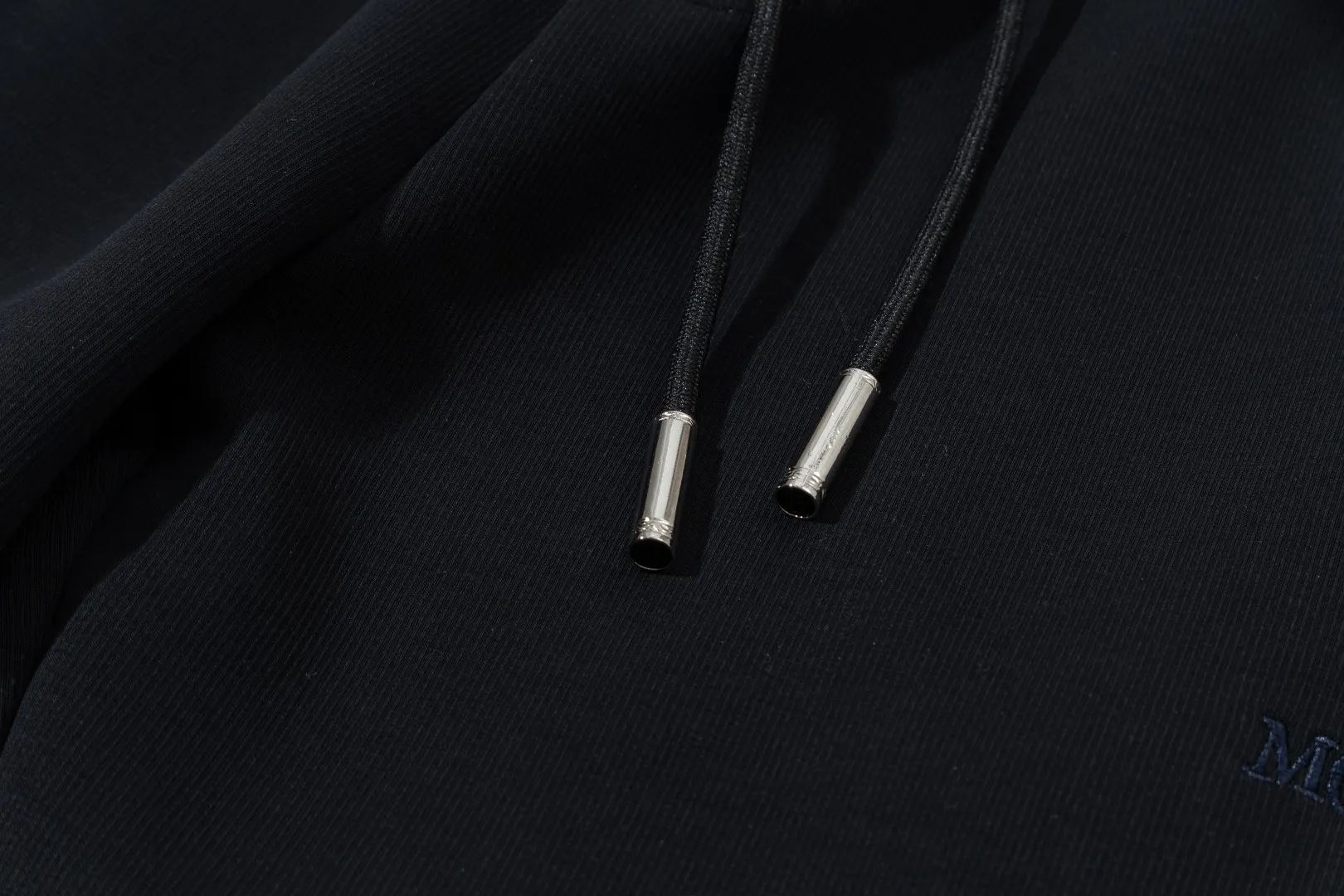 P290 Moncler new men's original casual pants and sweatpants, high-end customization, fashionable and versatile ✨✨✨three-dimensional embroidery embossed letter logo design, customized original imported 100% knitted cotton fabric, imported hardware accessories, elegant and handsome upper body, brand new sense of sight! The factory's fine workmanship and details are all in place. There is no need to choose anyone, and you must pay for your own money. Size: M-3XL (the largest size can wear about 185 pounds) black